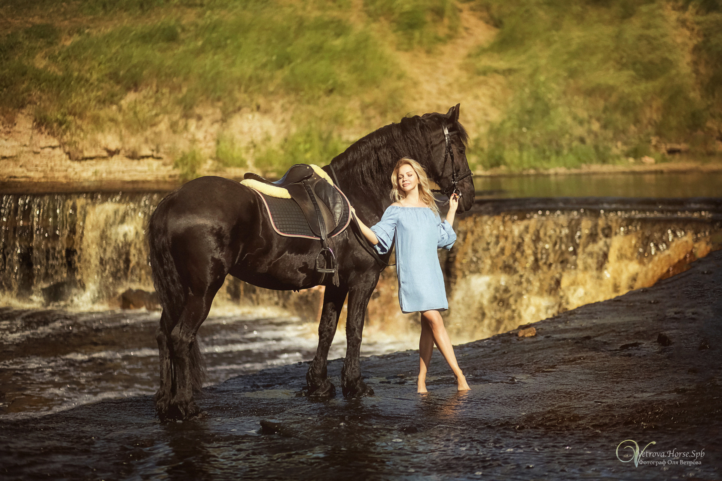 Конная фотосессия на водопаде. Фотограф женский и мужской портрет Санкт-Петербург