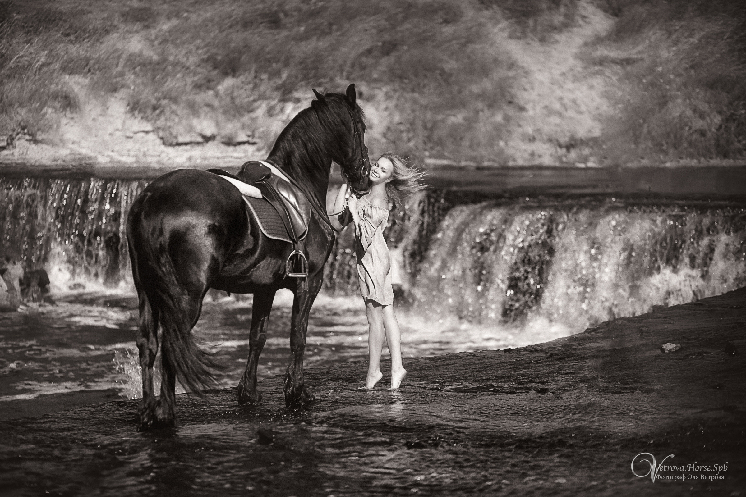 Конная фотосессия на водопаде. Фотограф женский и мужской портрет Санкт-Петербург