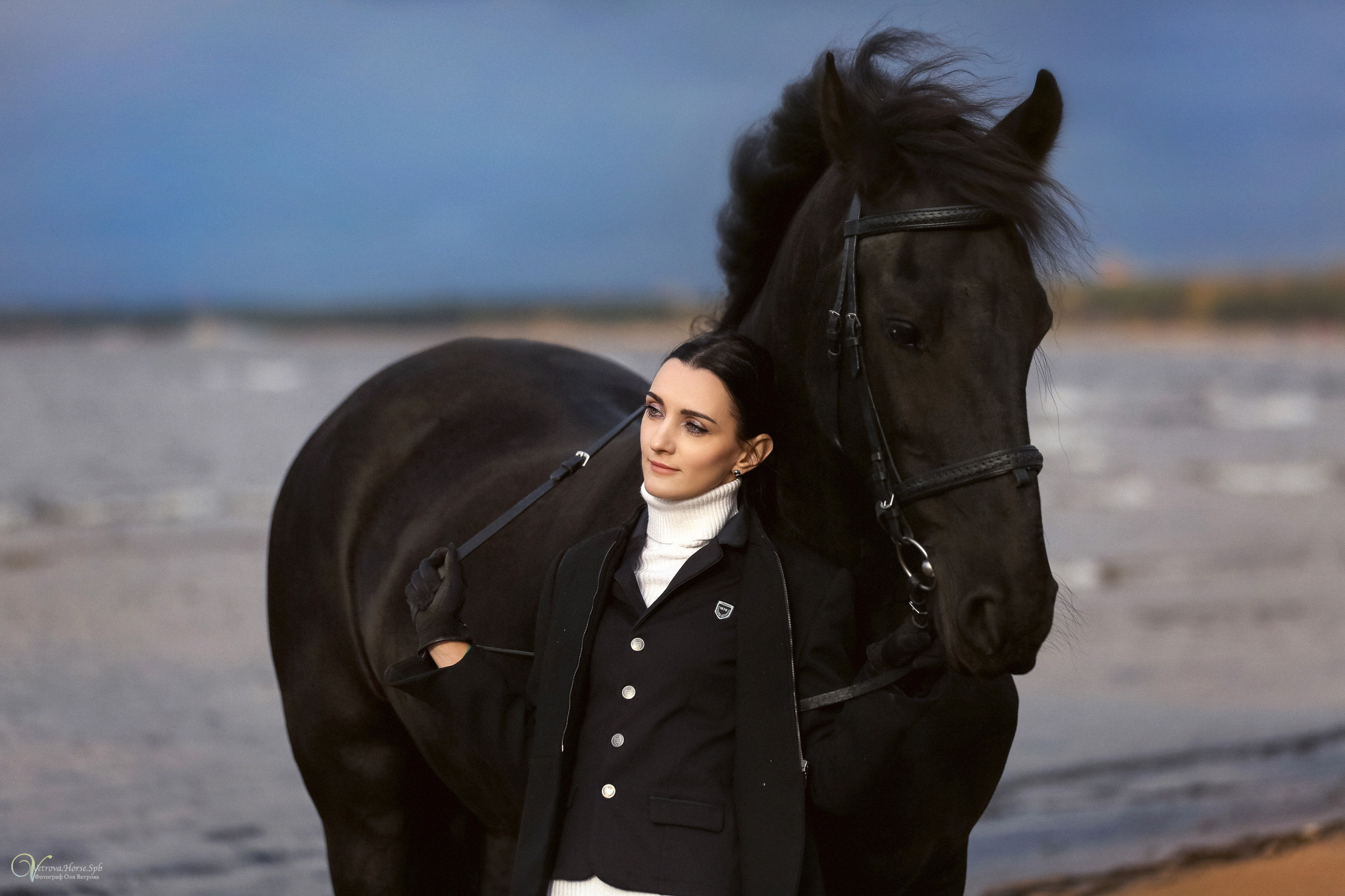 Фотосессия на заливе в двумя лошадьми СПб. Фотограф женский и мужской портрет Санкт-Петербург