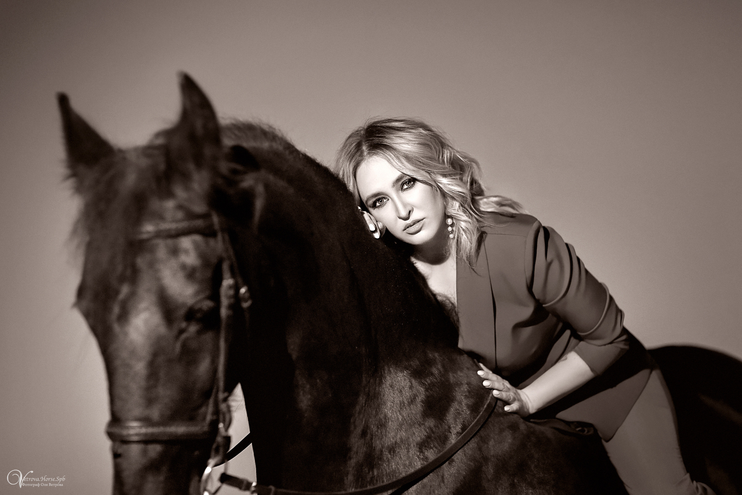 Фотосессия в студии с лошадью в СПб. Фотограф женский и мужской портрет Санкт-Петербург
