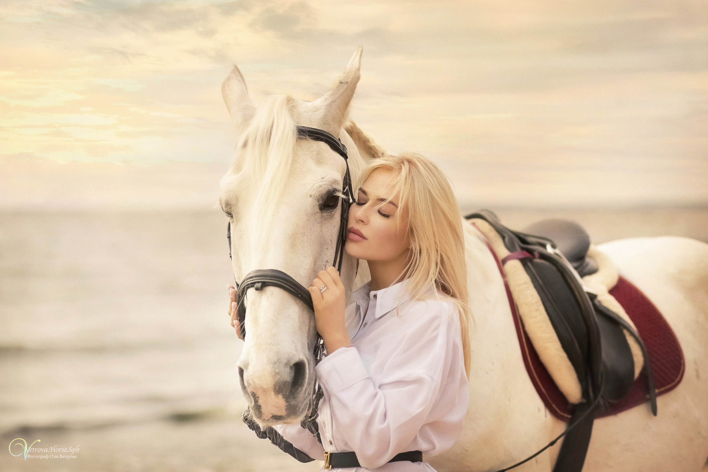 Фотосессия с белой лошадью. Фотограф женский и мужской портрет Санкт-Петербург