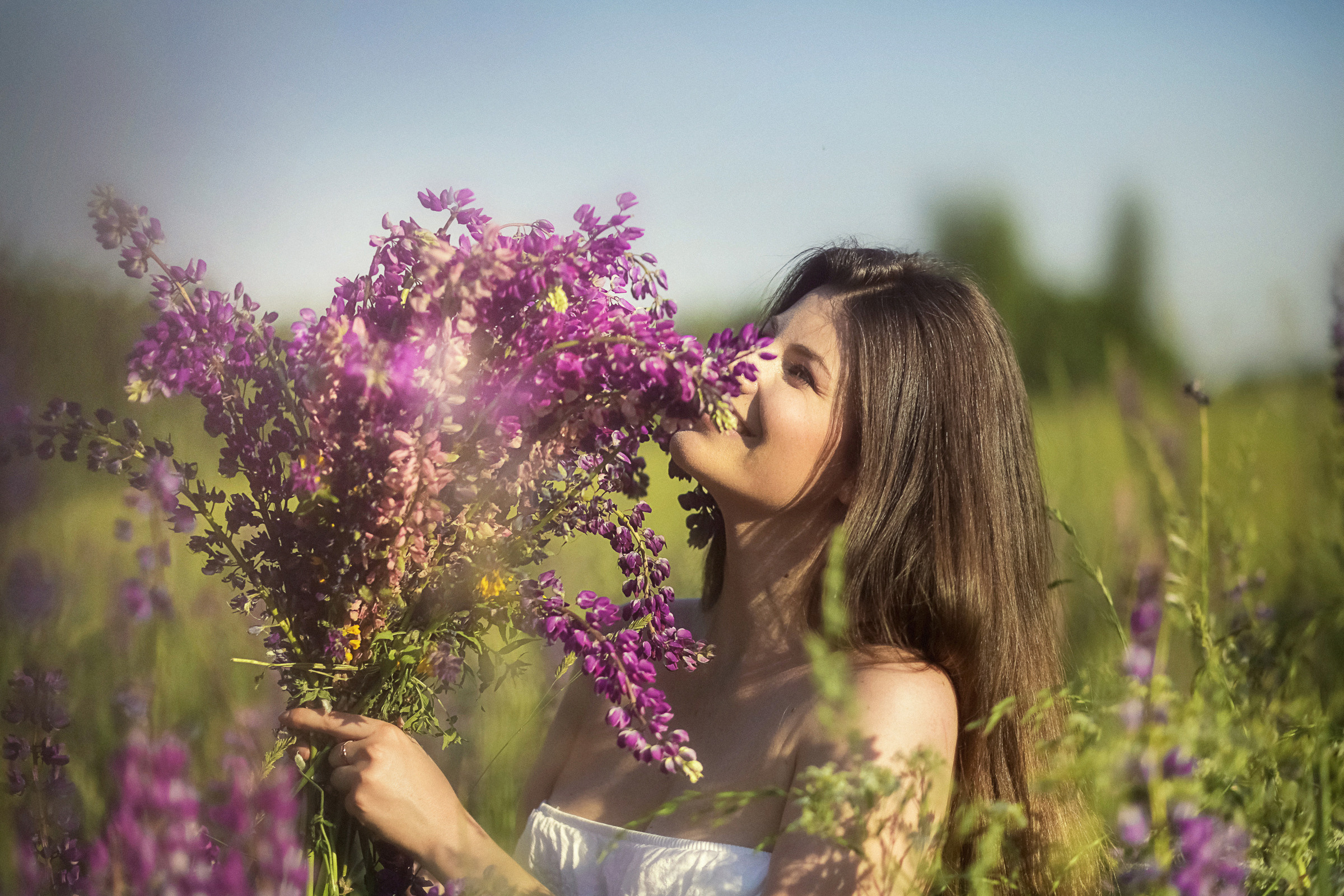 Фотосессия с люпинами. Фотограф женский и мужской портрет Санкт-Петербург