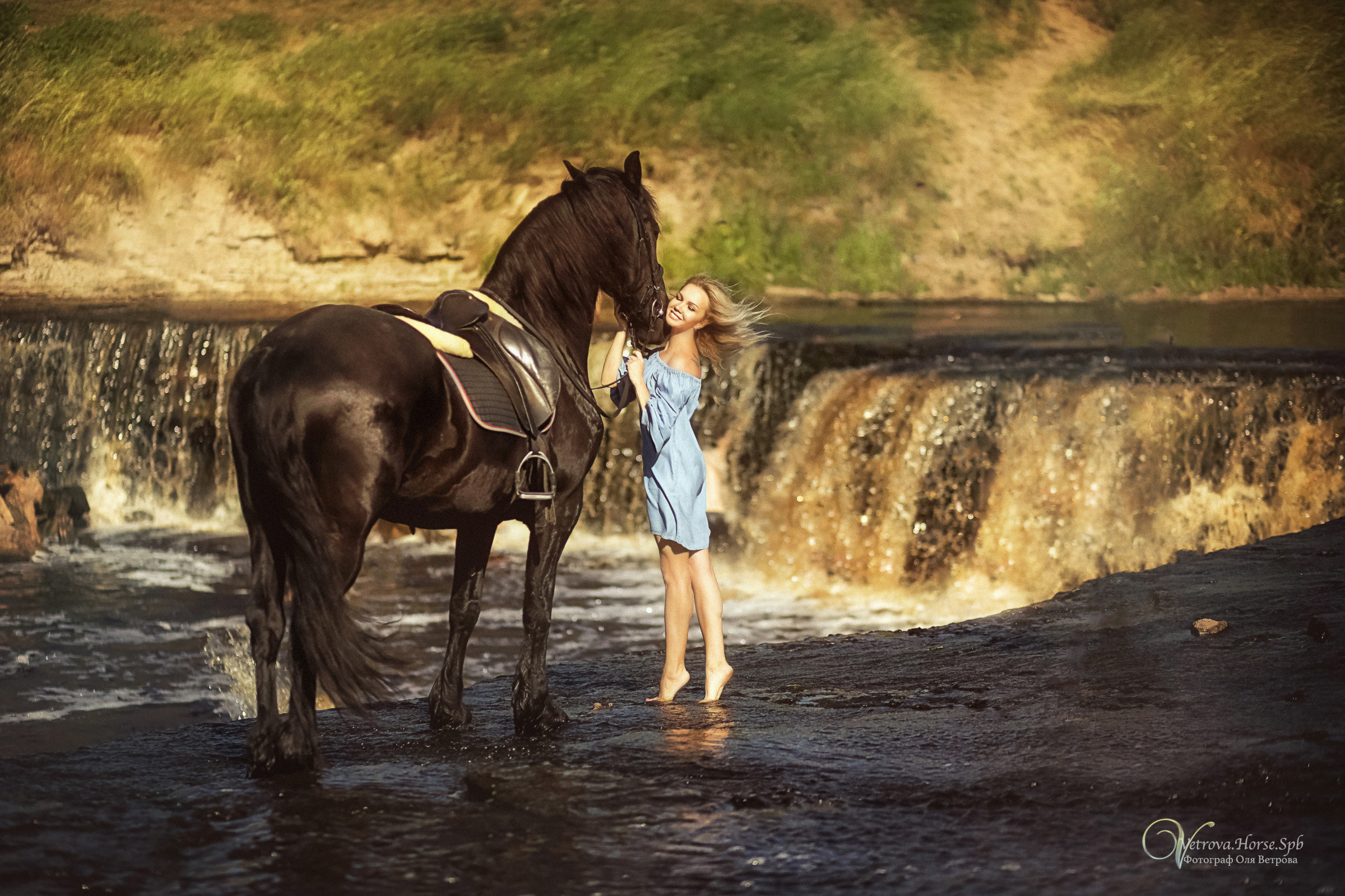 Конная фотосессия на водопаде. Фотограф женский и мужской портрет Санкт-Петербург
