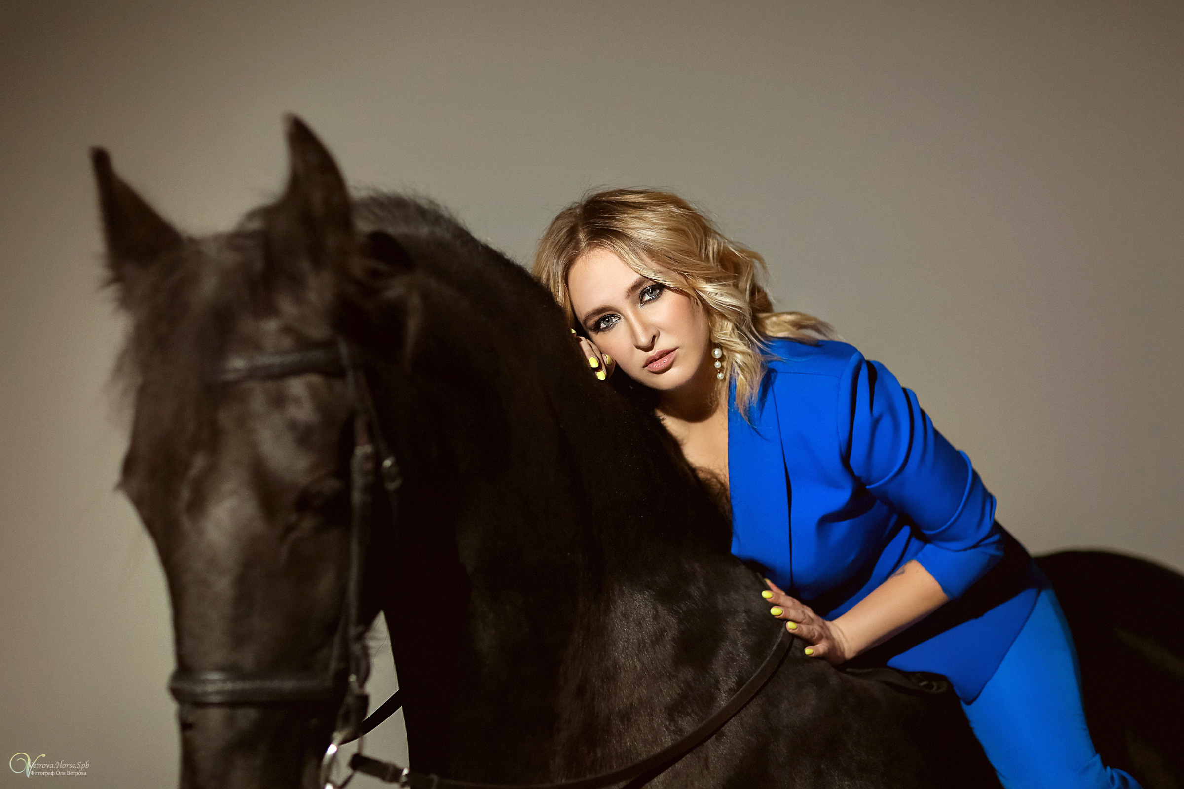 Фотосессия в студии с лошадью в СПб. Фотограф женский и мужской портрет Санкт-Петербург