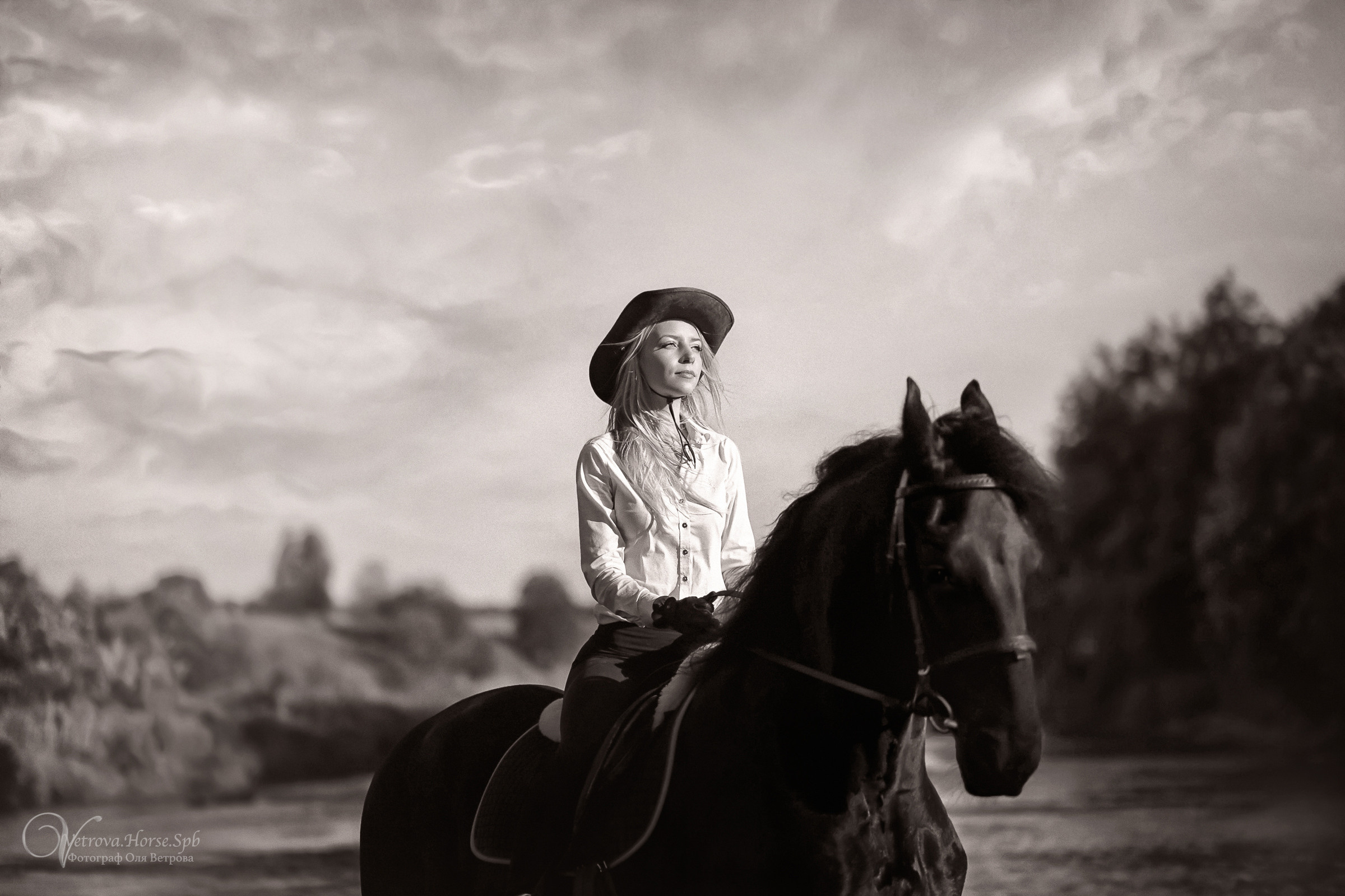 Съемка с лошадью на водопаде. Фотограф женский и мужской портрет Санкт-Петербург