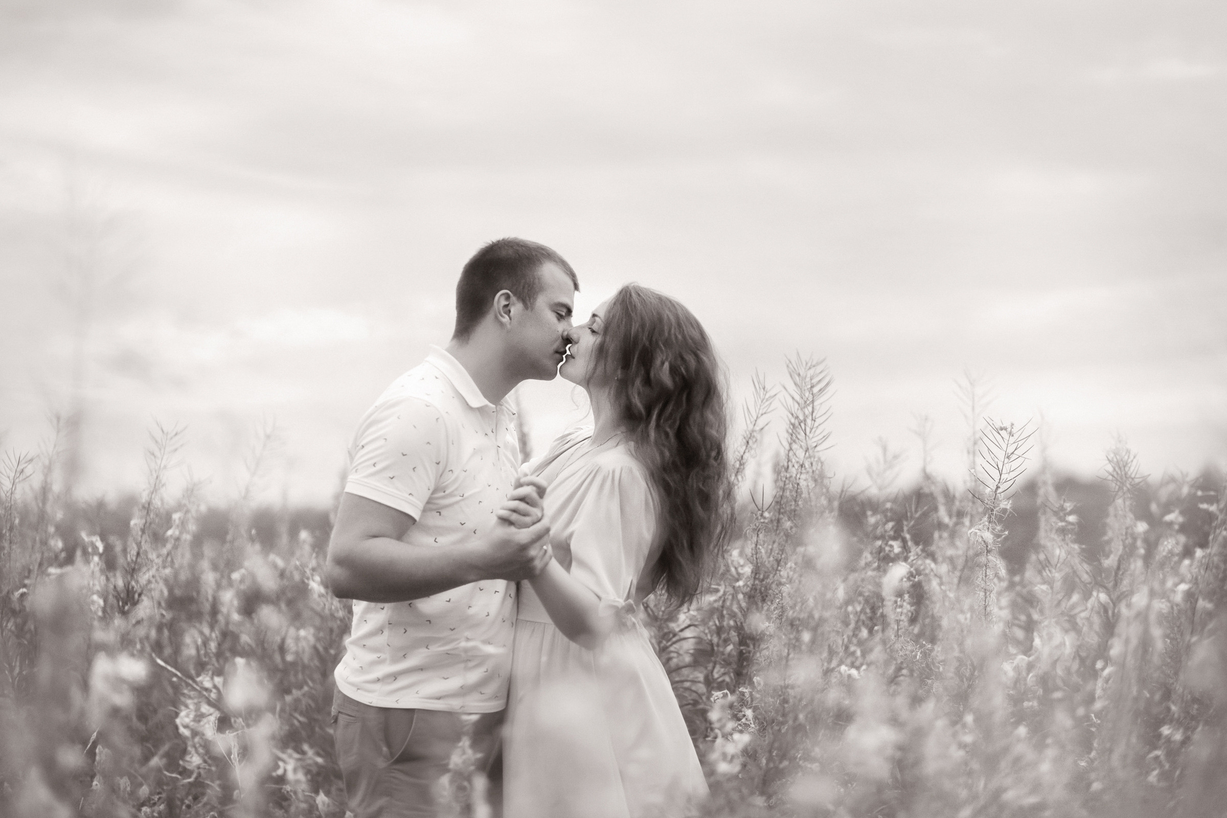 Фотосессия в поле на стоге сена. Фотограф женский и мужской портрет Санкт-Петербург