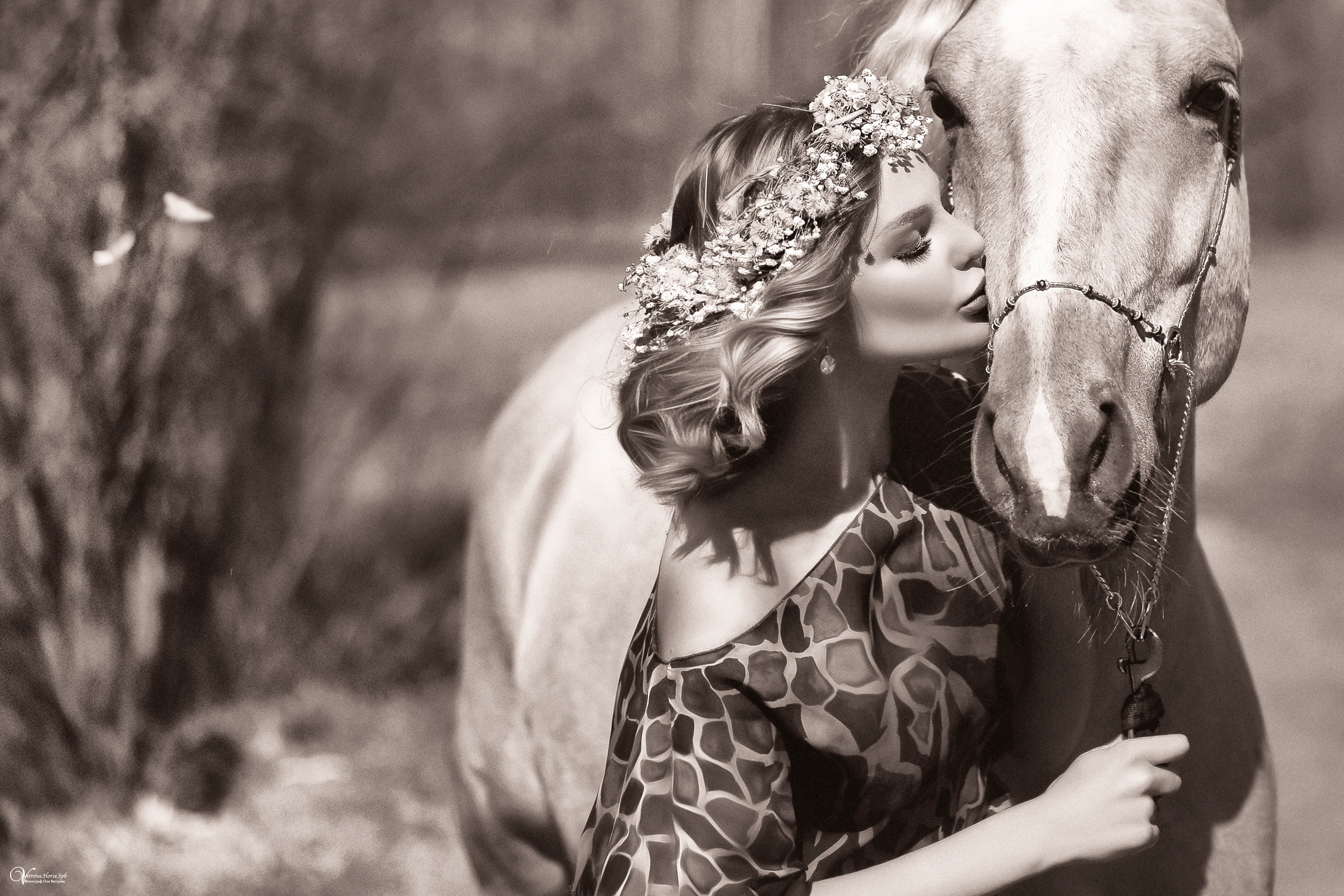 Весенняя конная фотосессия с конем и цветами. Фотограф женский и мужской портрет Санкт-Петербург
