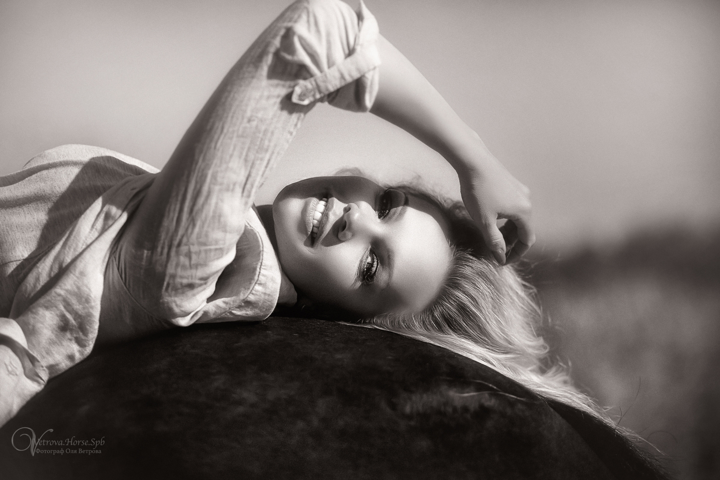 Конная фотосессия на водопаде. Фотограф женский и мужской портрет Санкт-Петербург