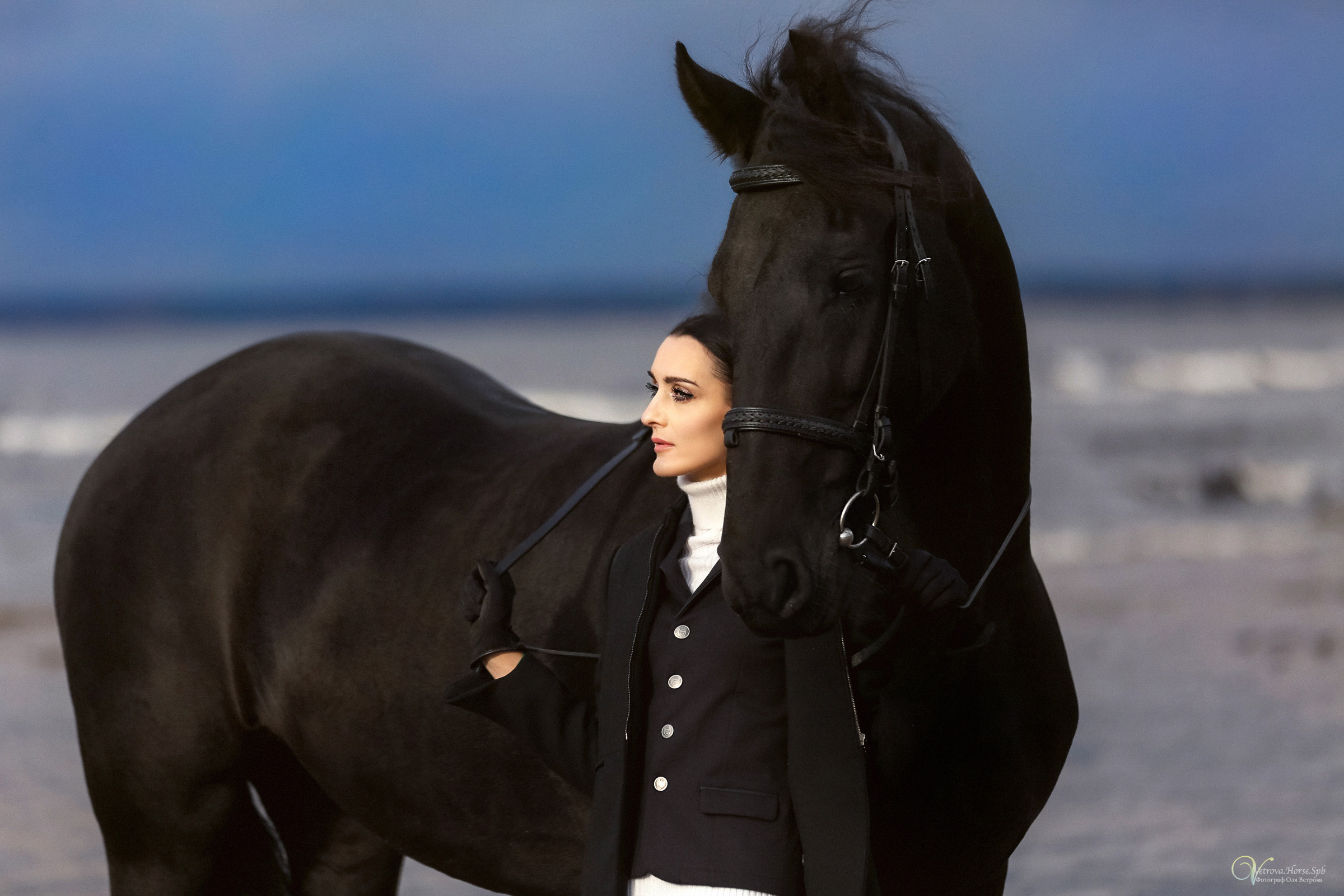 Фотосессия на заливе в двумя лошадьми СПб. Фотограф женский и мужской портрет Санкт-Петербург