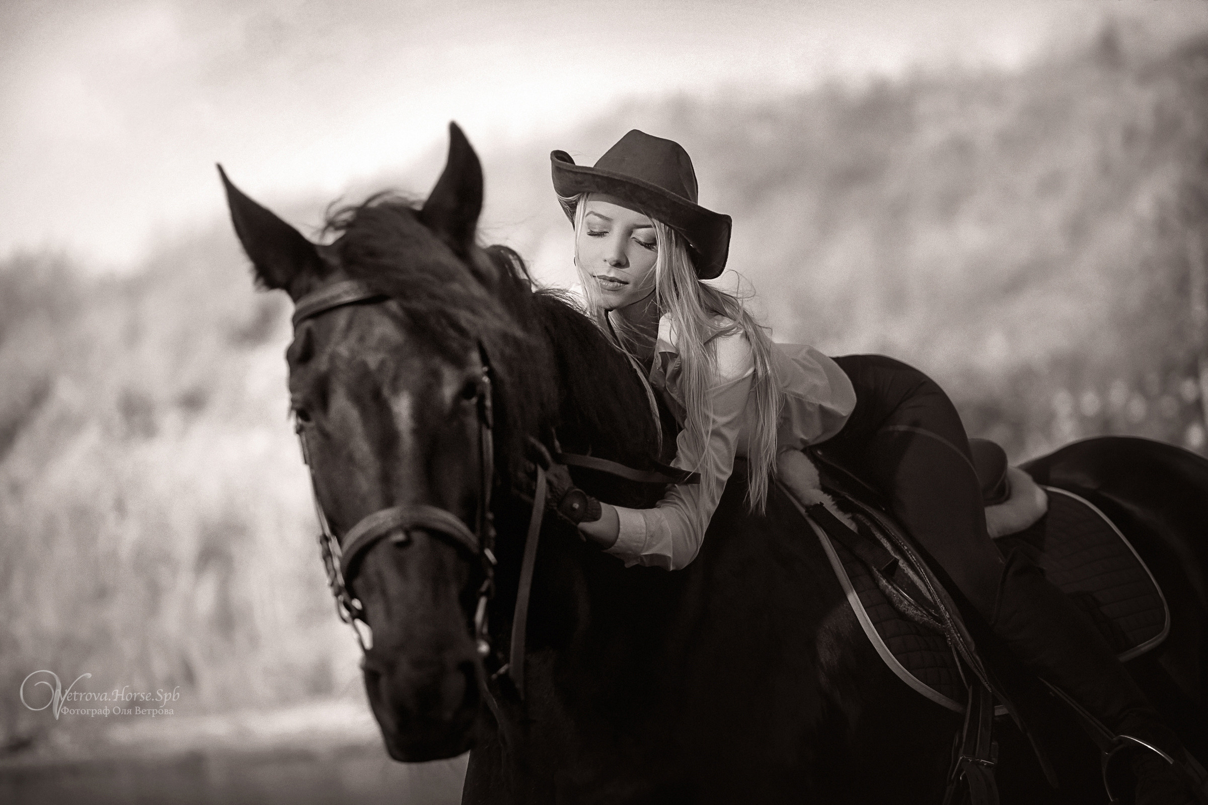 Съемка с лошадью на водопаде. Фотограф женский и мужской портрет Санкт-Петербург
