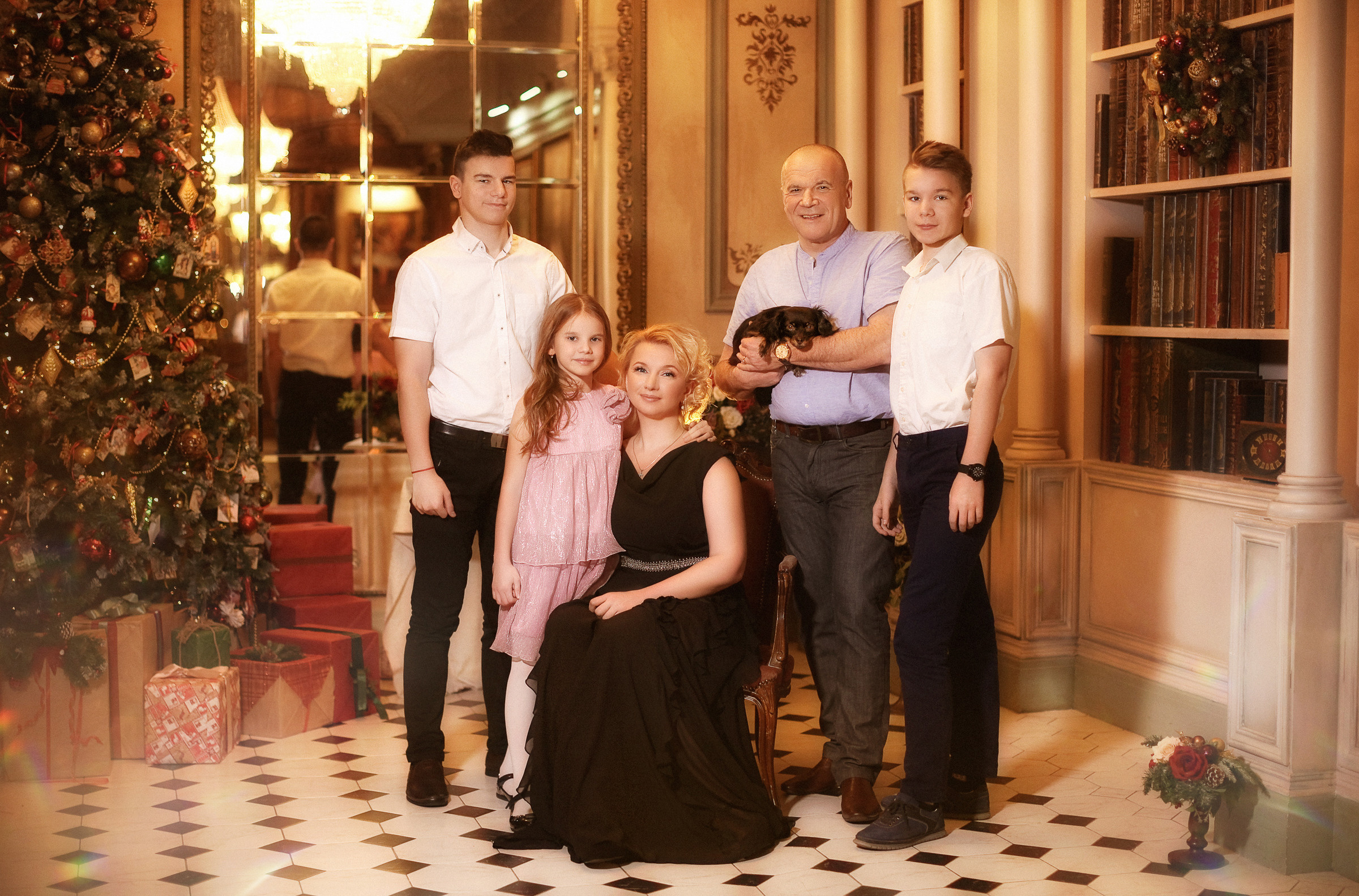 Новогодняя фотосессия большой семьи. Фотограф женский и мужской портрет Санкт-Петербург