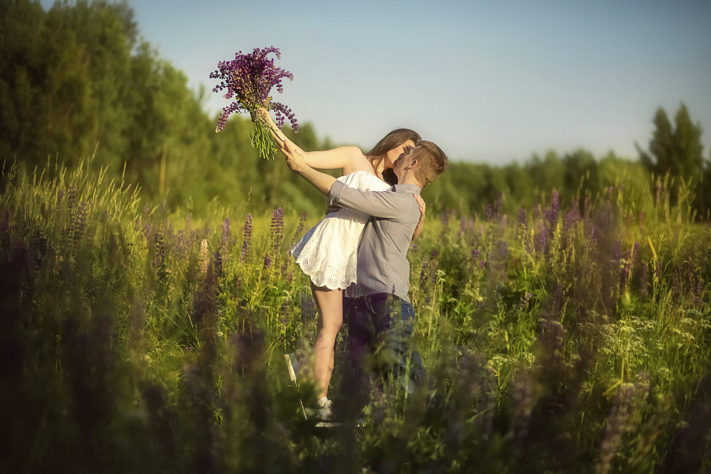 Фотосессия с люпинами. Фотограф женский и мужской портрет Санкт-Петербург
