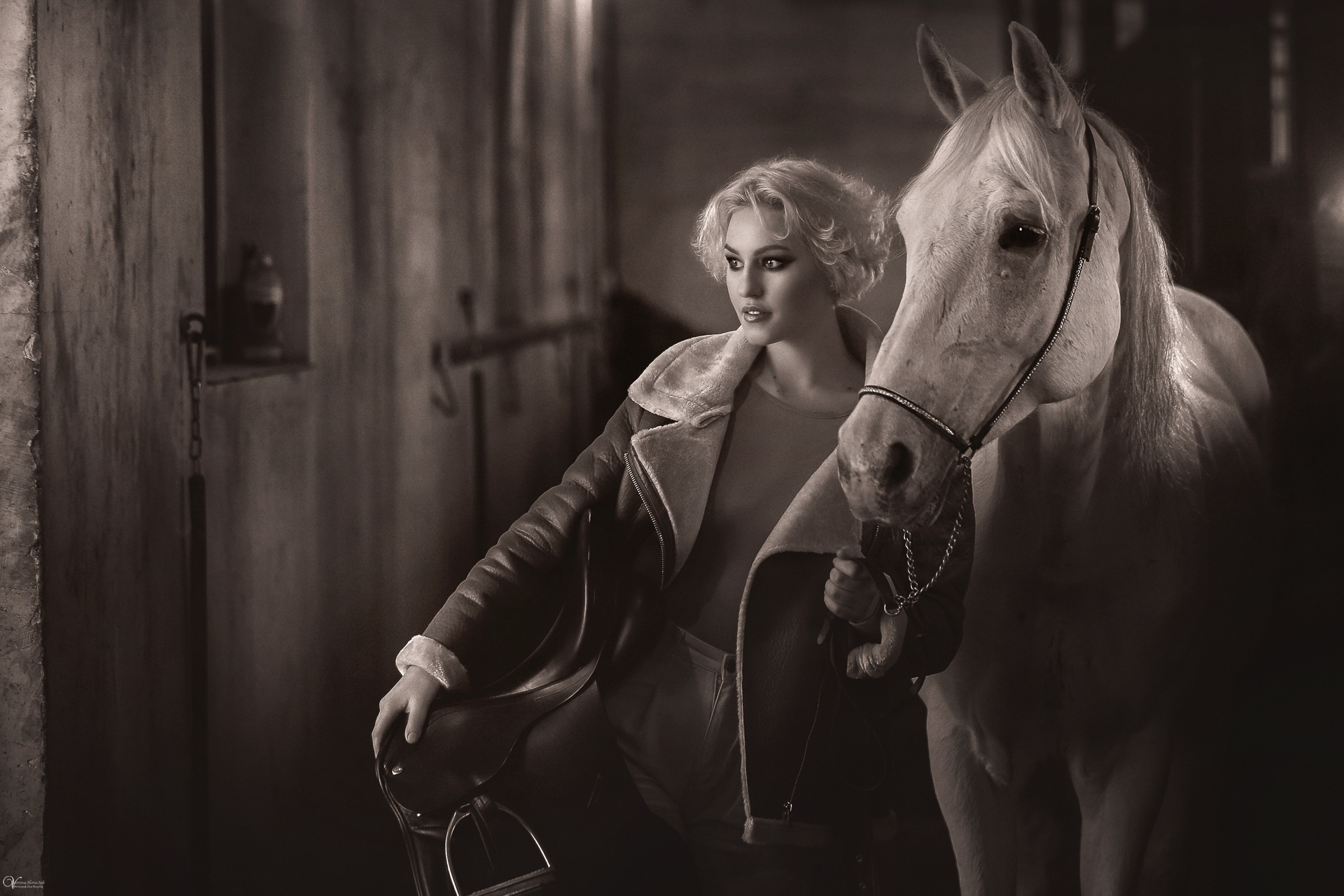 Портрет на конюшне в кино-стиле. Фотограф женский и мужской портрет Санкт-Петербург