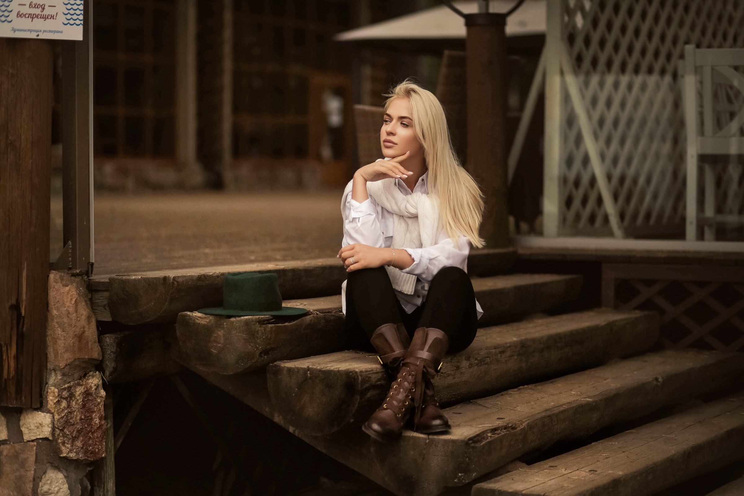 Фотосессия с белой лошадью. Фотограф женский и мужской портрет Санкт-Петербург