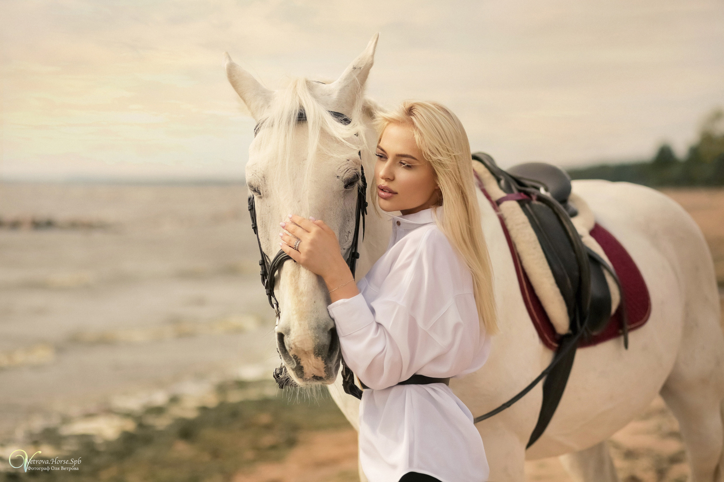 Фотосессия с белой лошадью. Фотограф женский и мужской портрет Санкт-Петербург