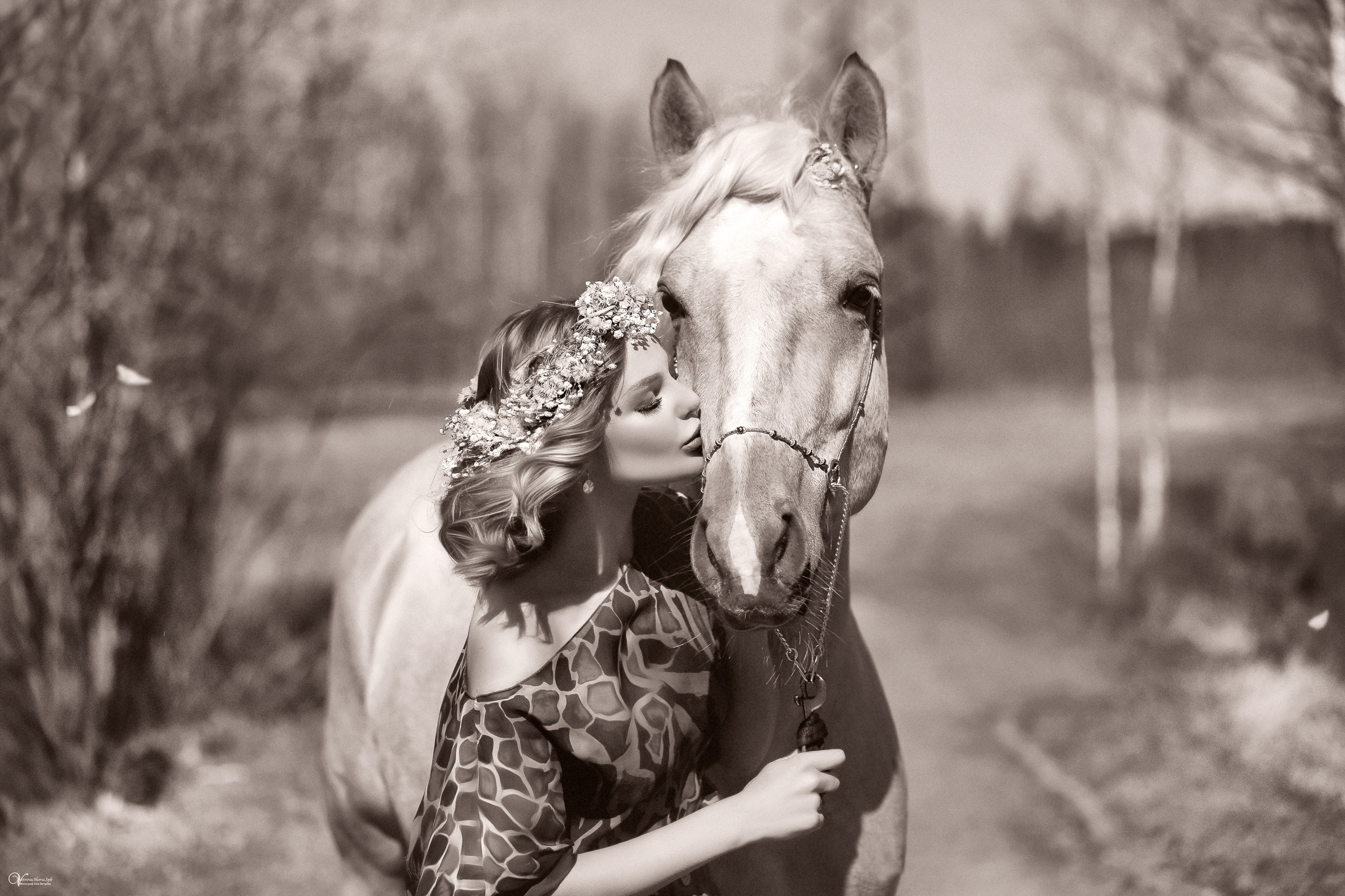 Весенняя конная фотосессия с конем и цветами. Фотограф женский и мужской портрет Санкт-Петербург