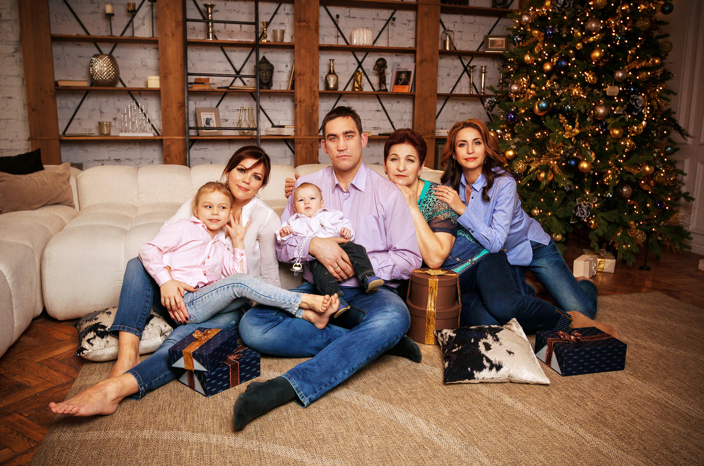 Семейная фотосессия в студии всей семьей. Фотограф женский и мужской портрет Санкт-Петербург