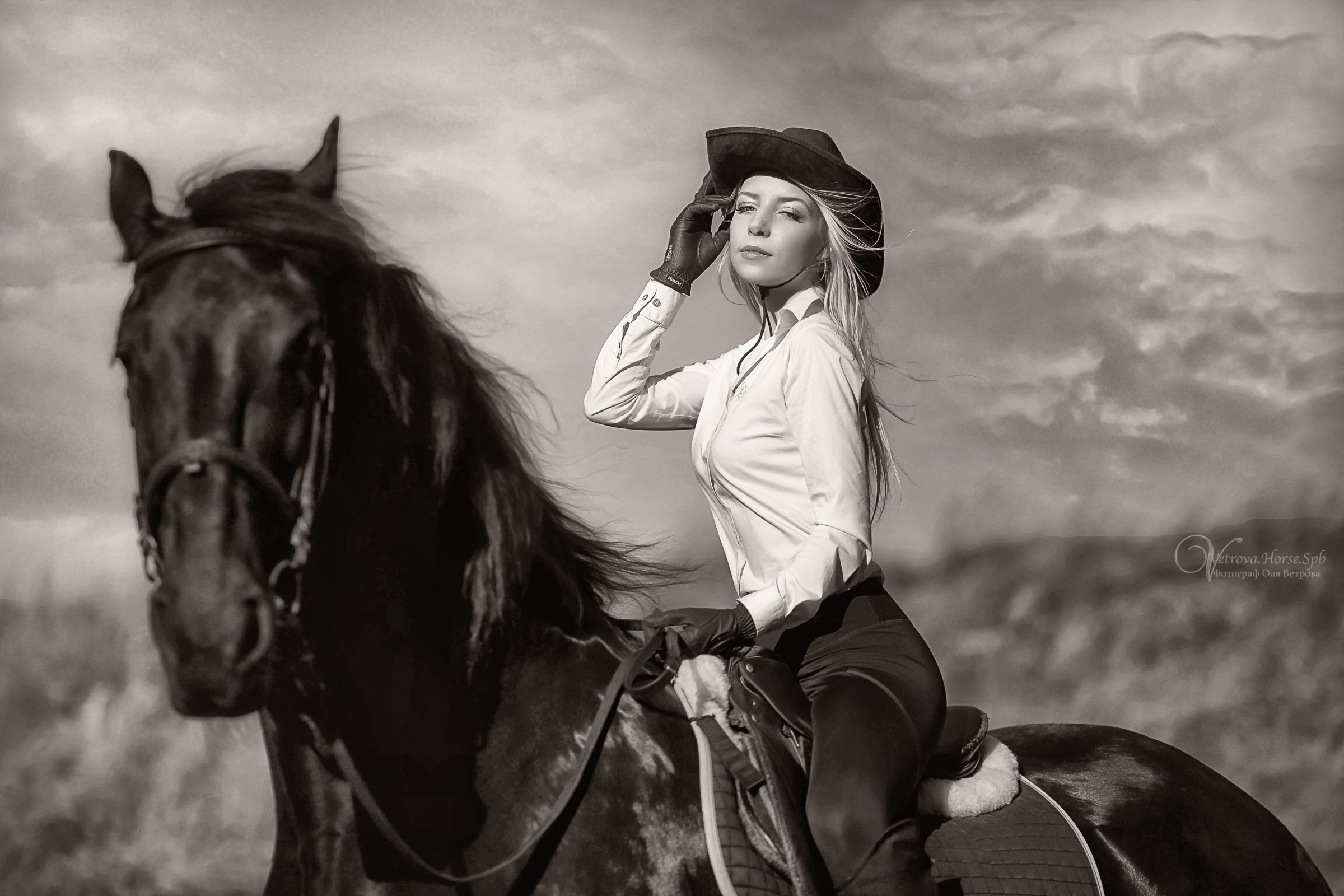 Съемка с лошадью на водопаде. Фотограф женский и мужской портрет Санкт-Петербург