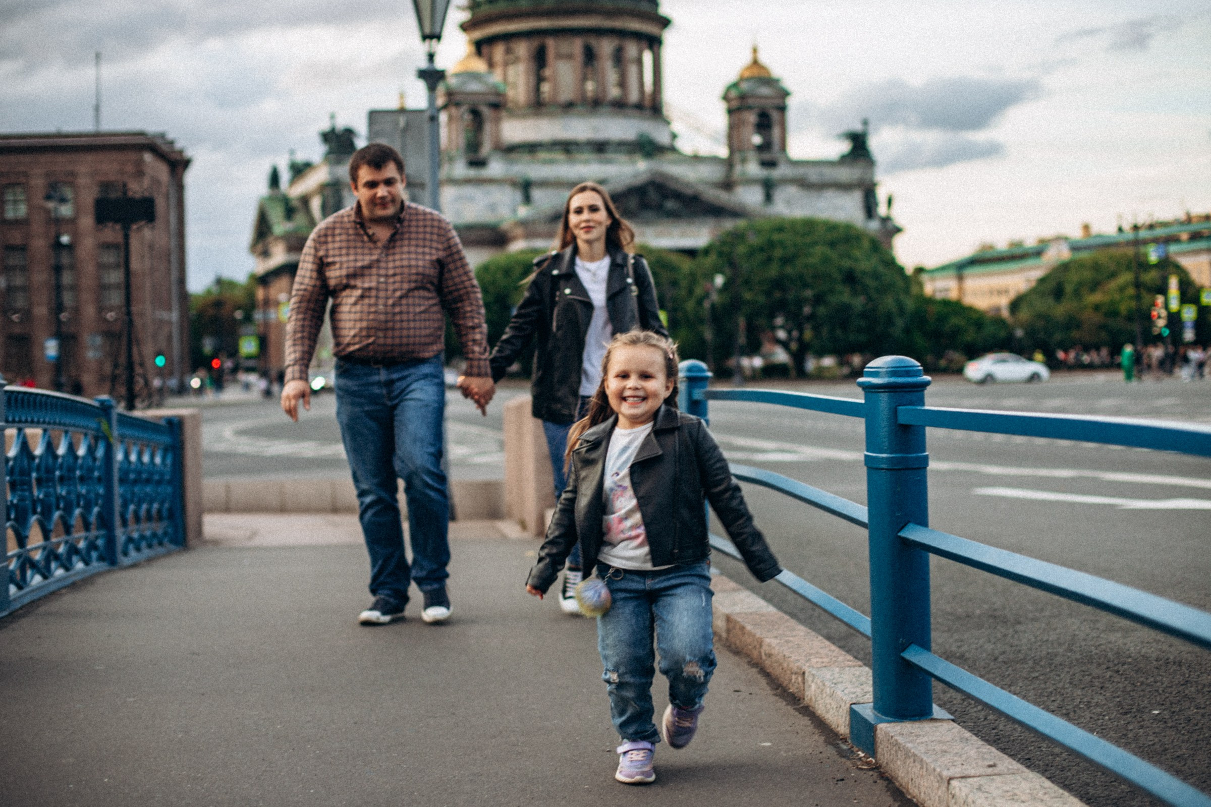 Мария с семьей в сентябре. Фотопрогулка в Петербурге. Индивидуальный и семейный фотограф в Санкт-Петербурге