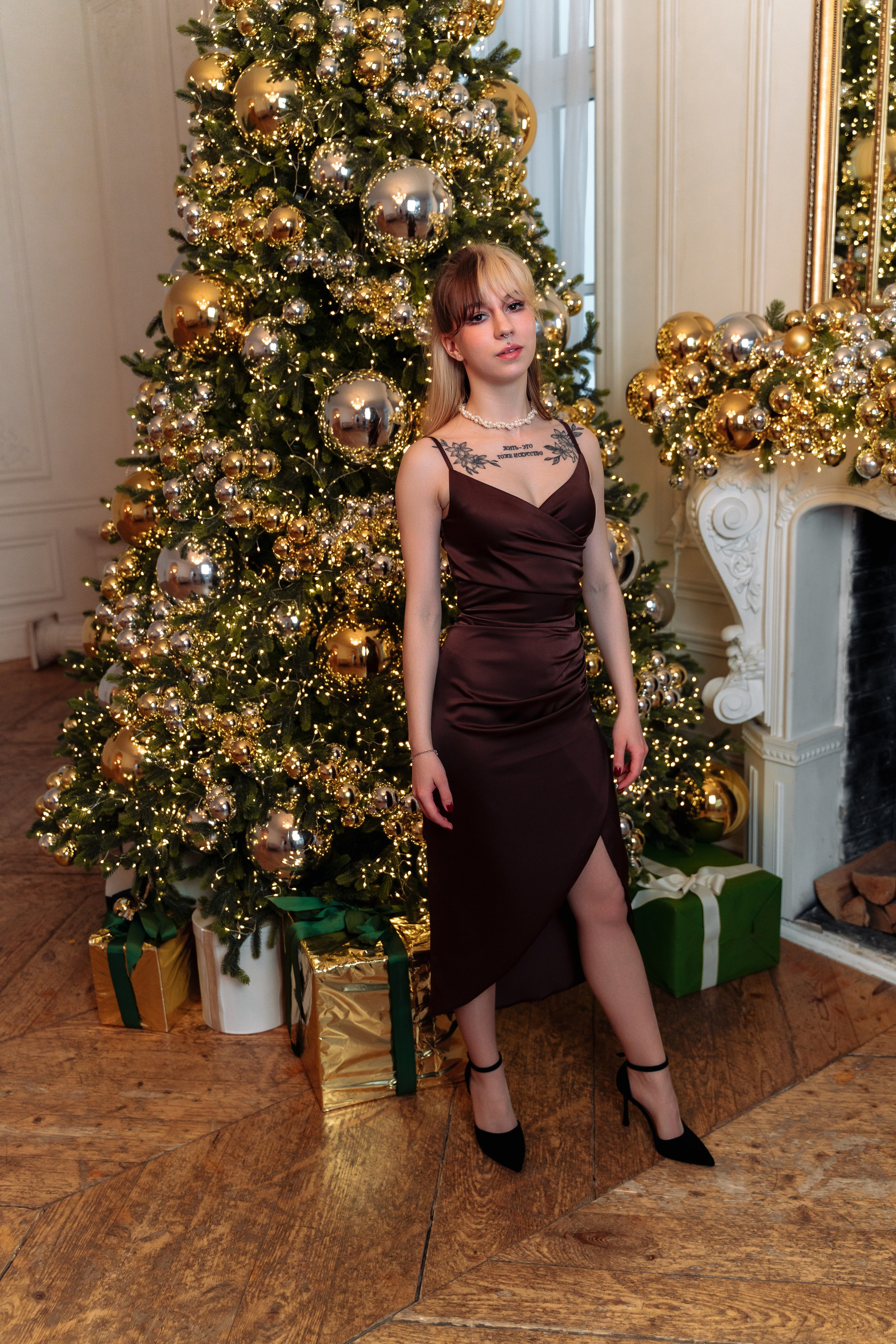 Зимняя фотосессия лавстори с предложением руки и сердца в фотостудии