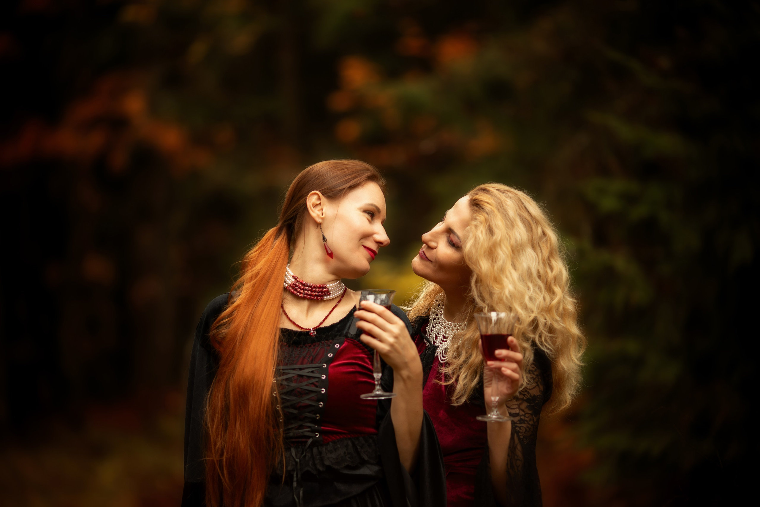 Фотопроект «Вампиры» — тёмная эстетика, осень и красный свет. Фотограф Анна Грошикова — авторская съёмка на рассвете и закате в Москве, Мытищах, Солнечногорске и Московской области