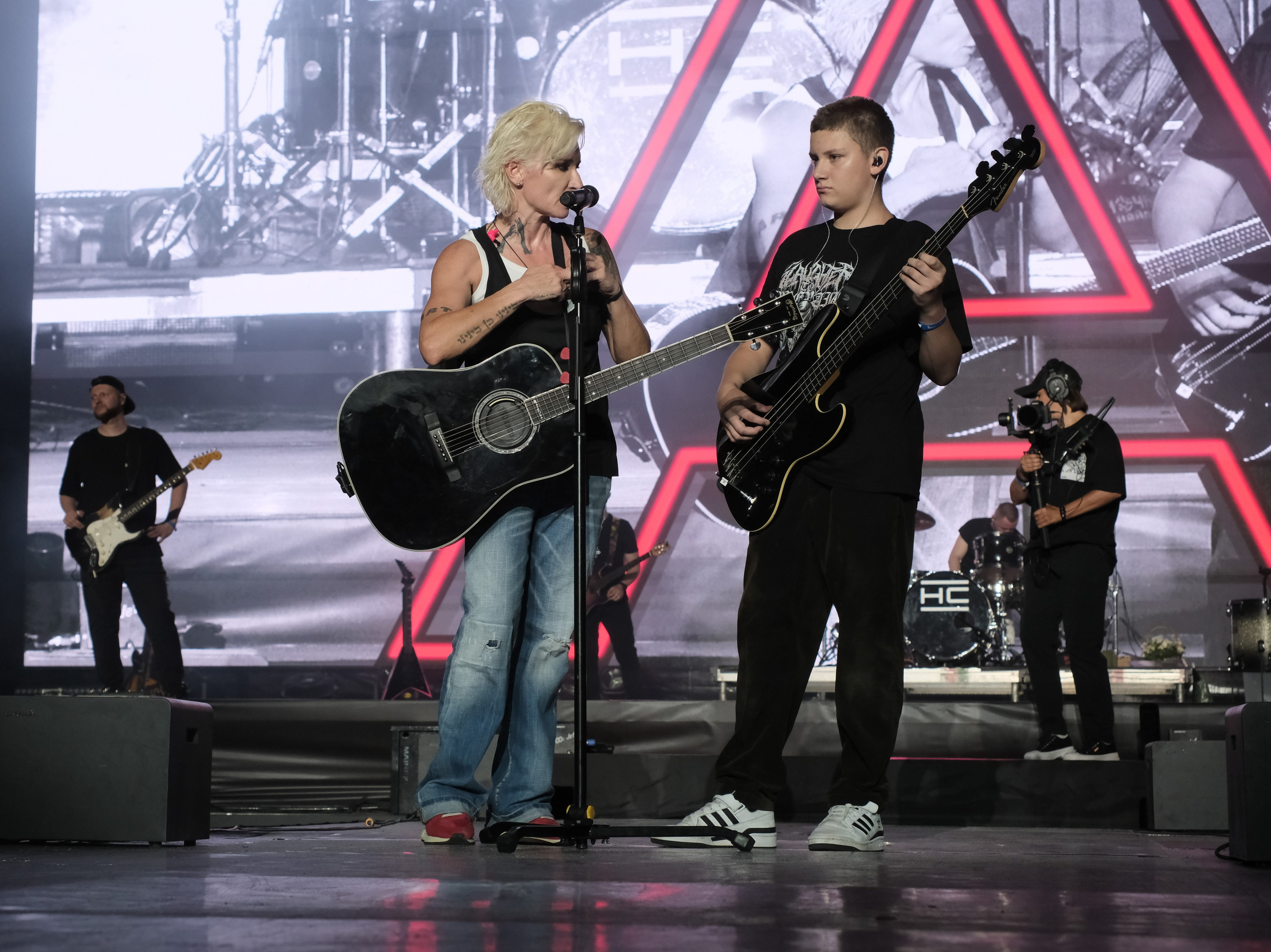 Диана Арбенина (группа «Ночные снайперы») — Москва, МТС Live Лето 2024. RedGeek - блогер и стручњак за образовање и ИТ Кирил Ситнов