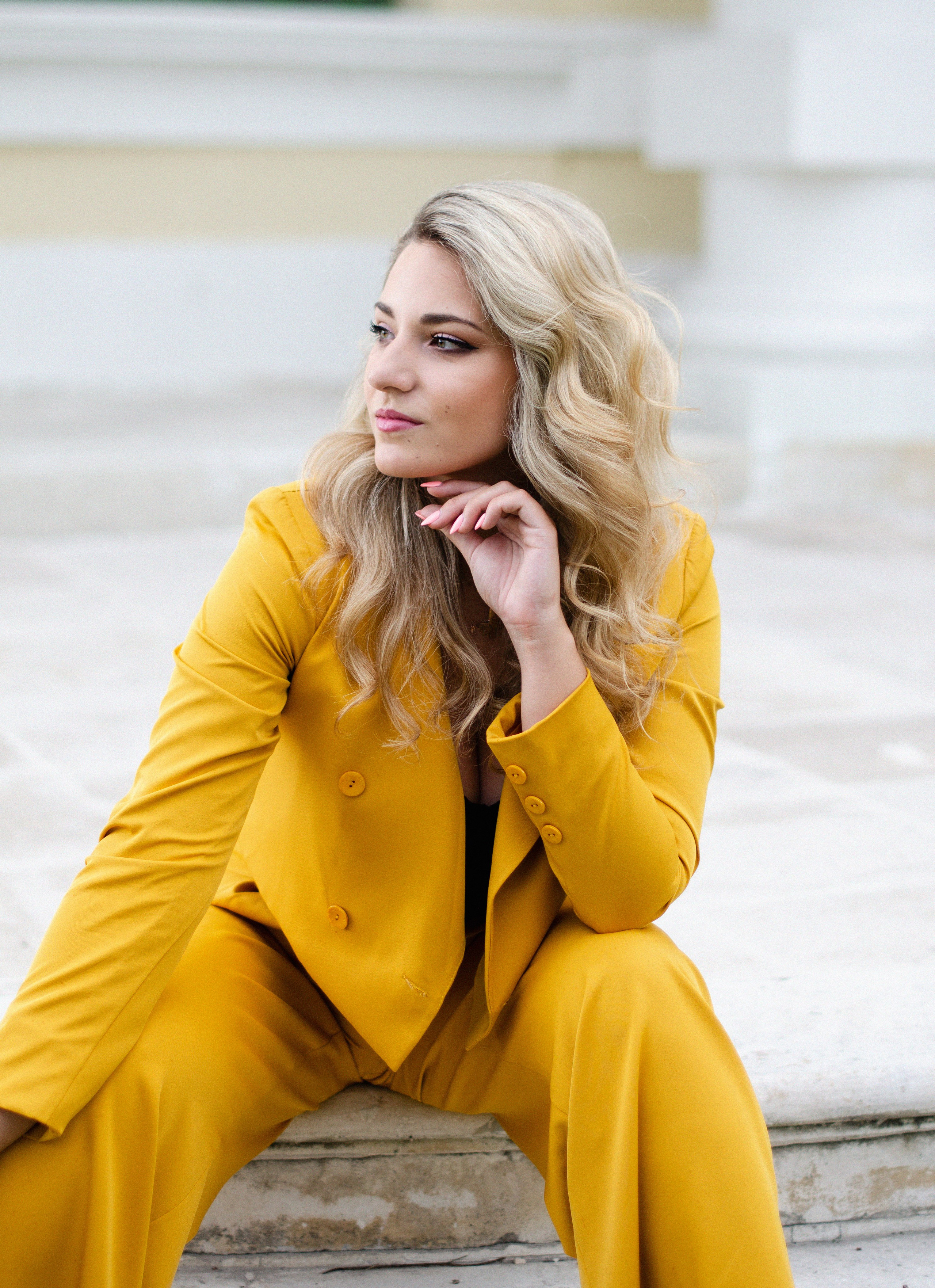 Park, woman in yellow, nature. Family, portrait, content photo in Costa Rica Evgeniya Besprozvannykh