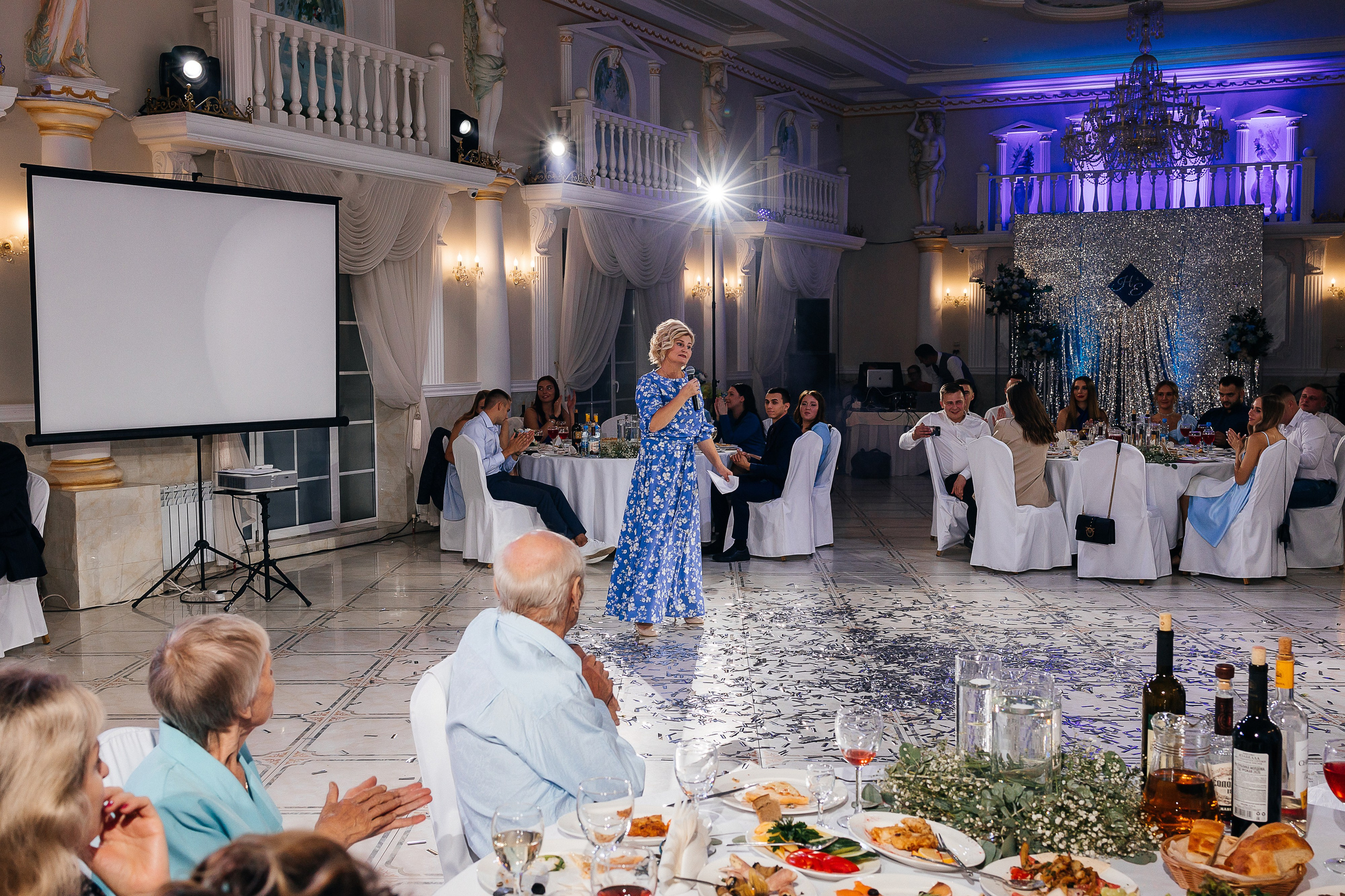 Стильная фотосессия пары в интерьерах ресторана. Олег Сверчков | Свадебный фотограф Вологда