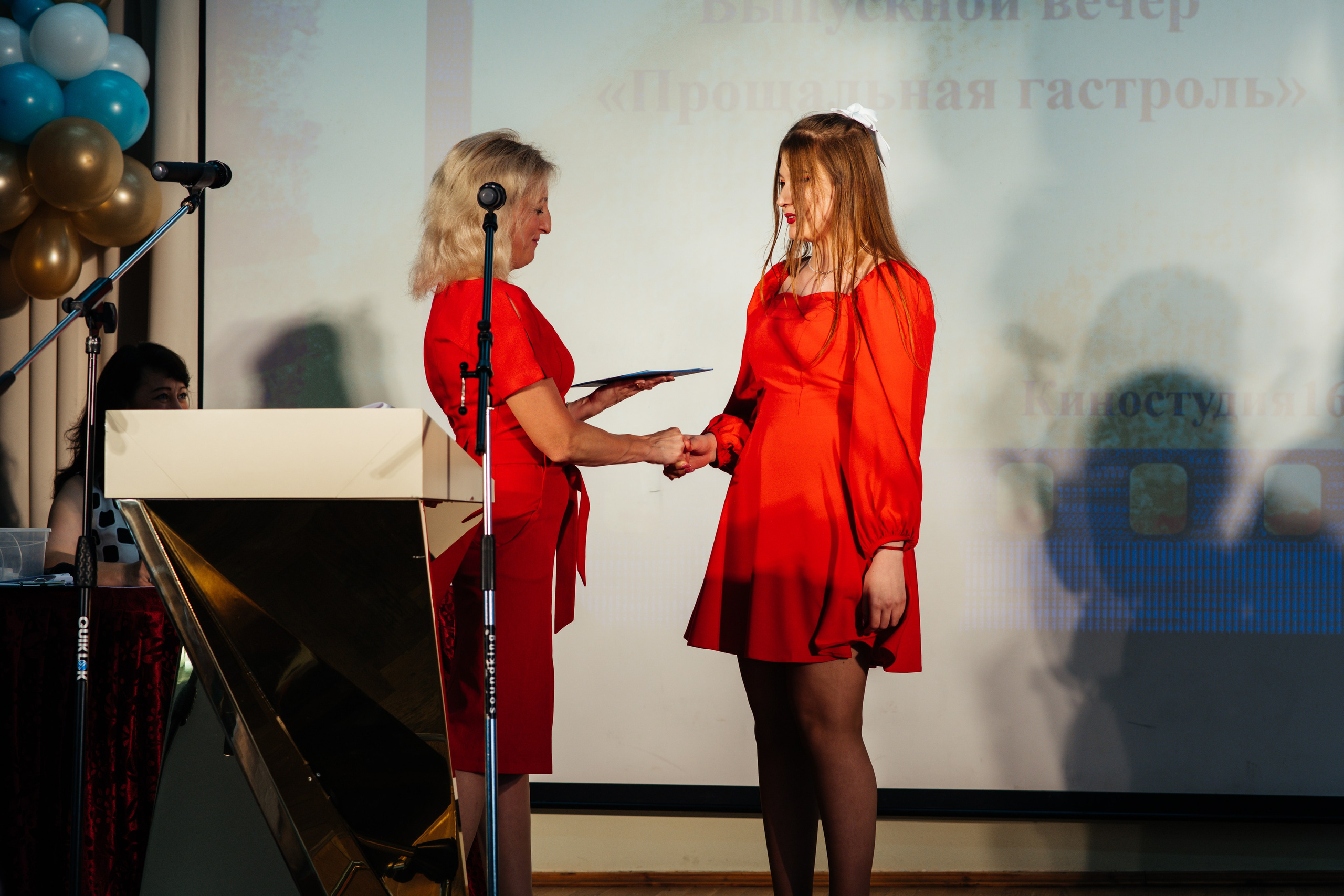 Вручение аттестатов. Выпускные альбомы в Подольске Москве и МО