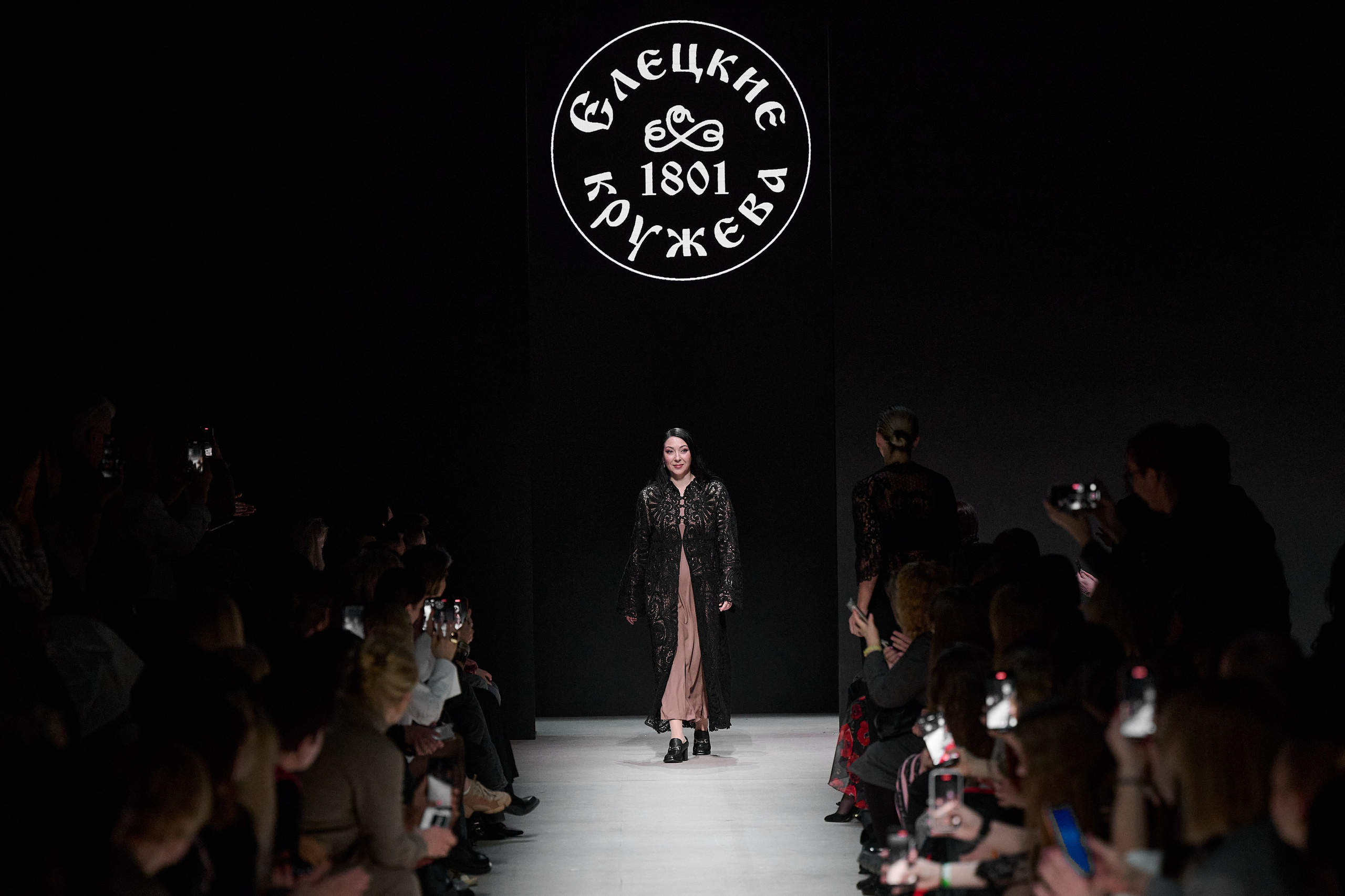 ЕЛЕЦКИЕ КРУЖЕВА. Московская неделя моды. 2025. Дима Бабушкин. Фотограф. Подиум. Репортаж. Творчество. Дорого