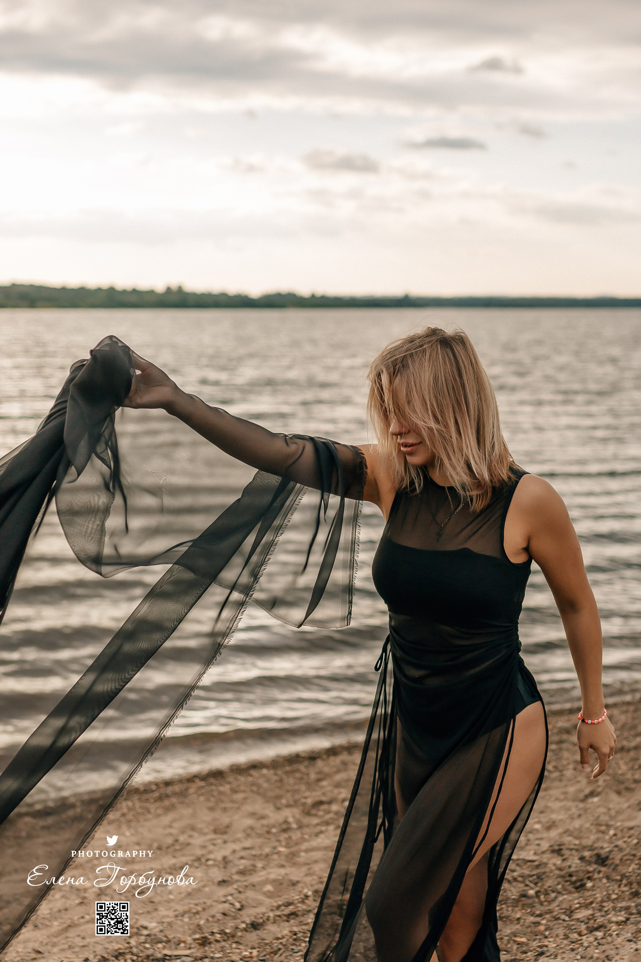 Черная серия с тканью. Набережная. Александра и Таисия. Июль 2025 г. Фотограф Пермь. Свадьбы. Семья и дети, школа, д. сад. Фотокниги