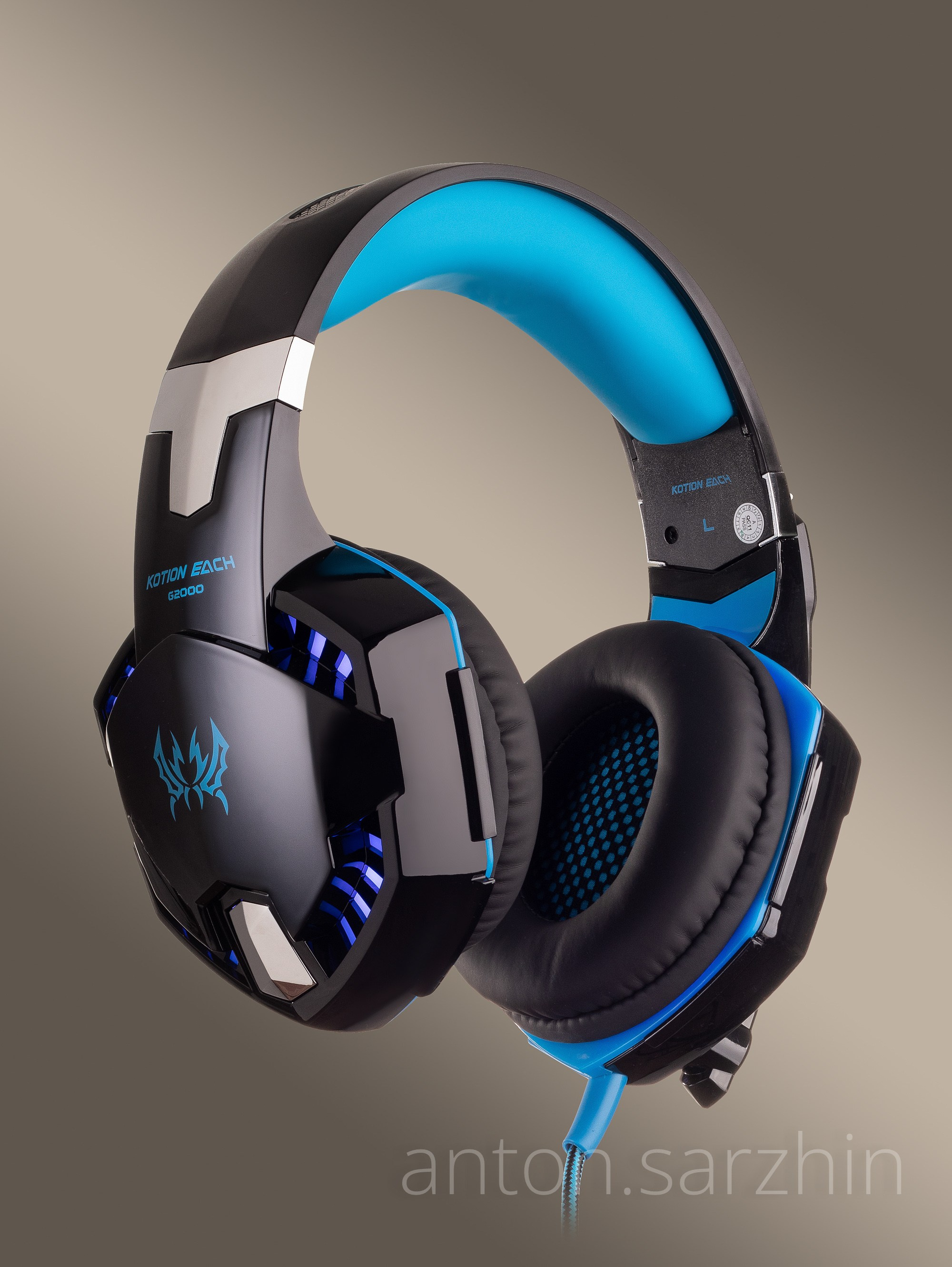 Имиджевая съемка наушников с дужкой на черном фоне