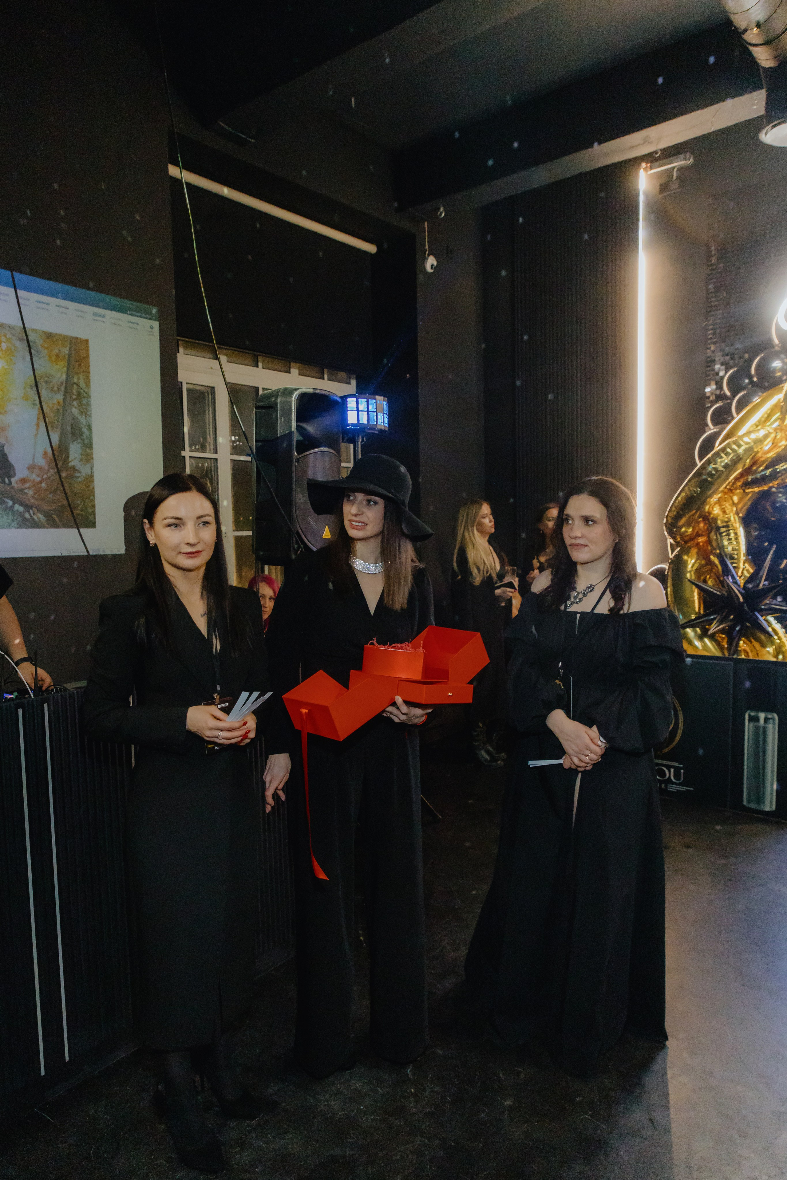 See `You Perfume. Фотограф в Москве и Санкт-Петербурге Дарина