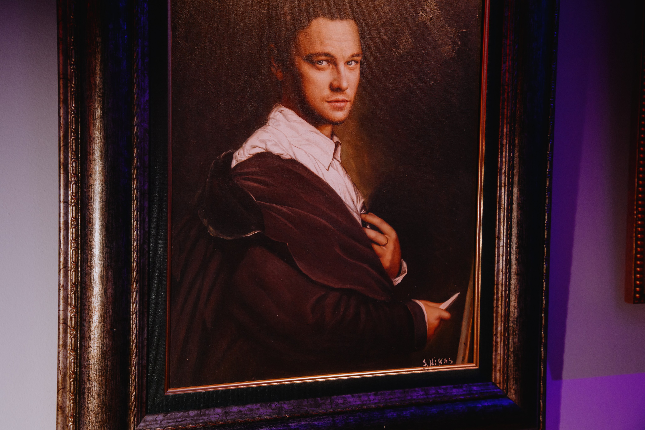 Бурак Озчивит посетил выставку Никаса Сафронова. Фотограф в Москве и Санкт-Петербурге Дарина