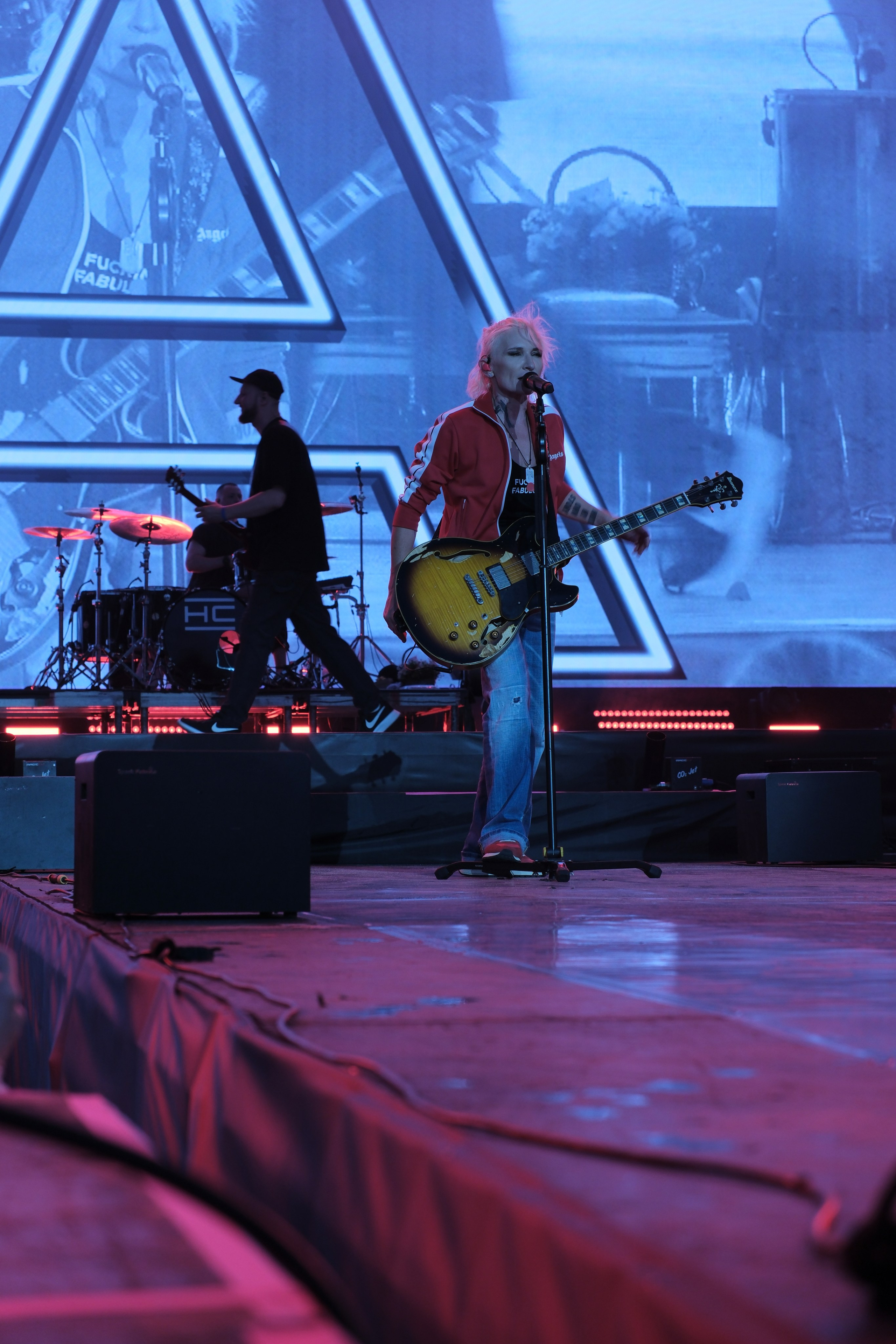 Диана Арбенина (группа «Ночные снайперы») — Москва, МТС Live Лето 2024. RedGeek - блогер и стручњак за образовање и ИТ Кирил Ситнов