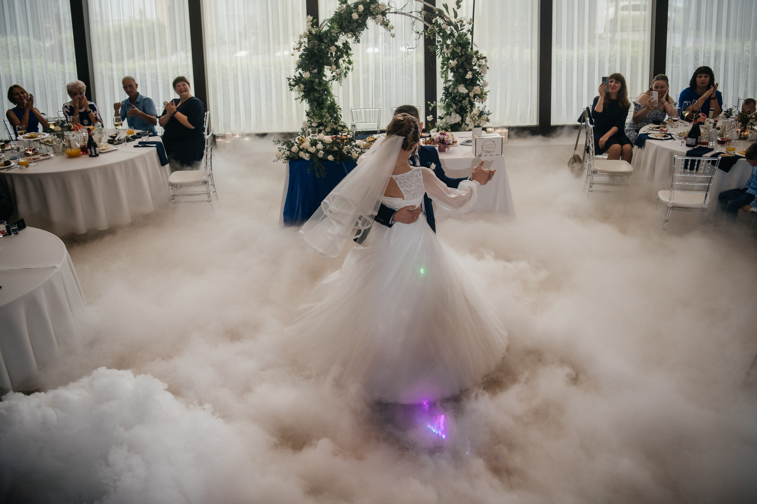 alt="Свадебная фотосессия в Барнауле. Свадебный фотограф Анна Глухова"