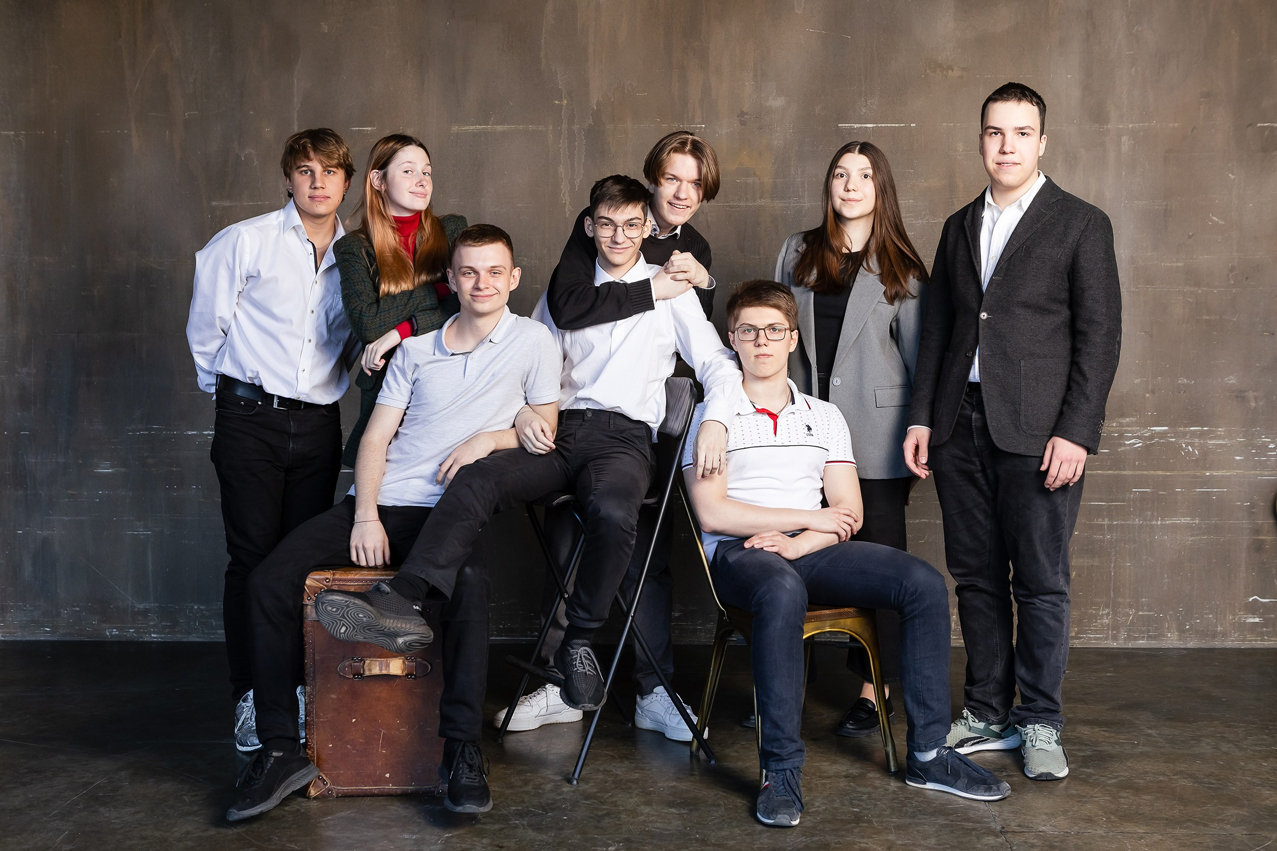 Групповое фото выпускников на темном фоне