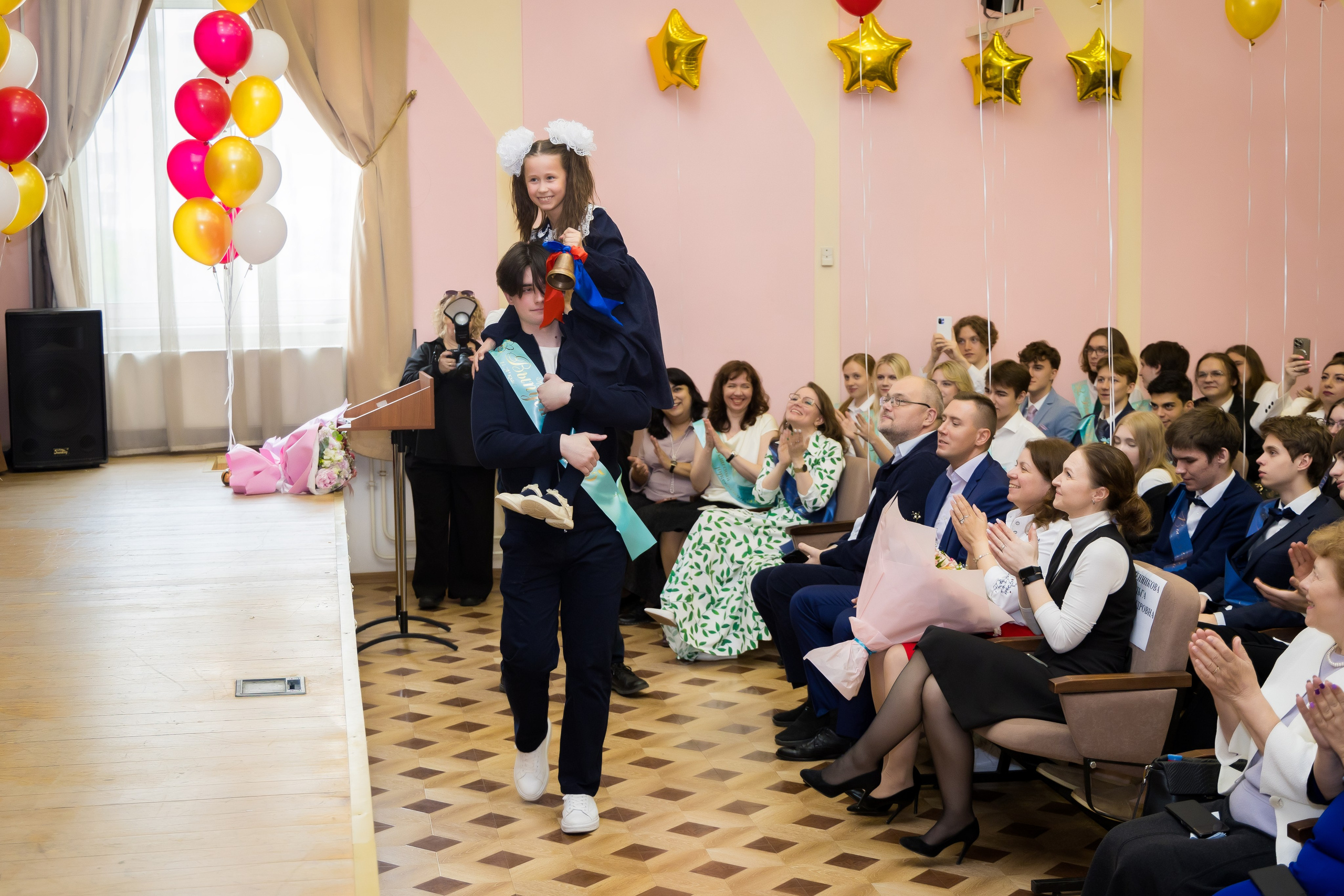 Выпускной в школе. Photomantis