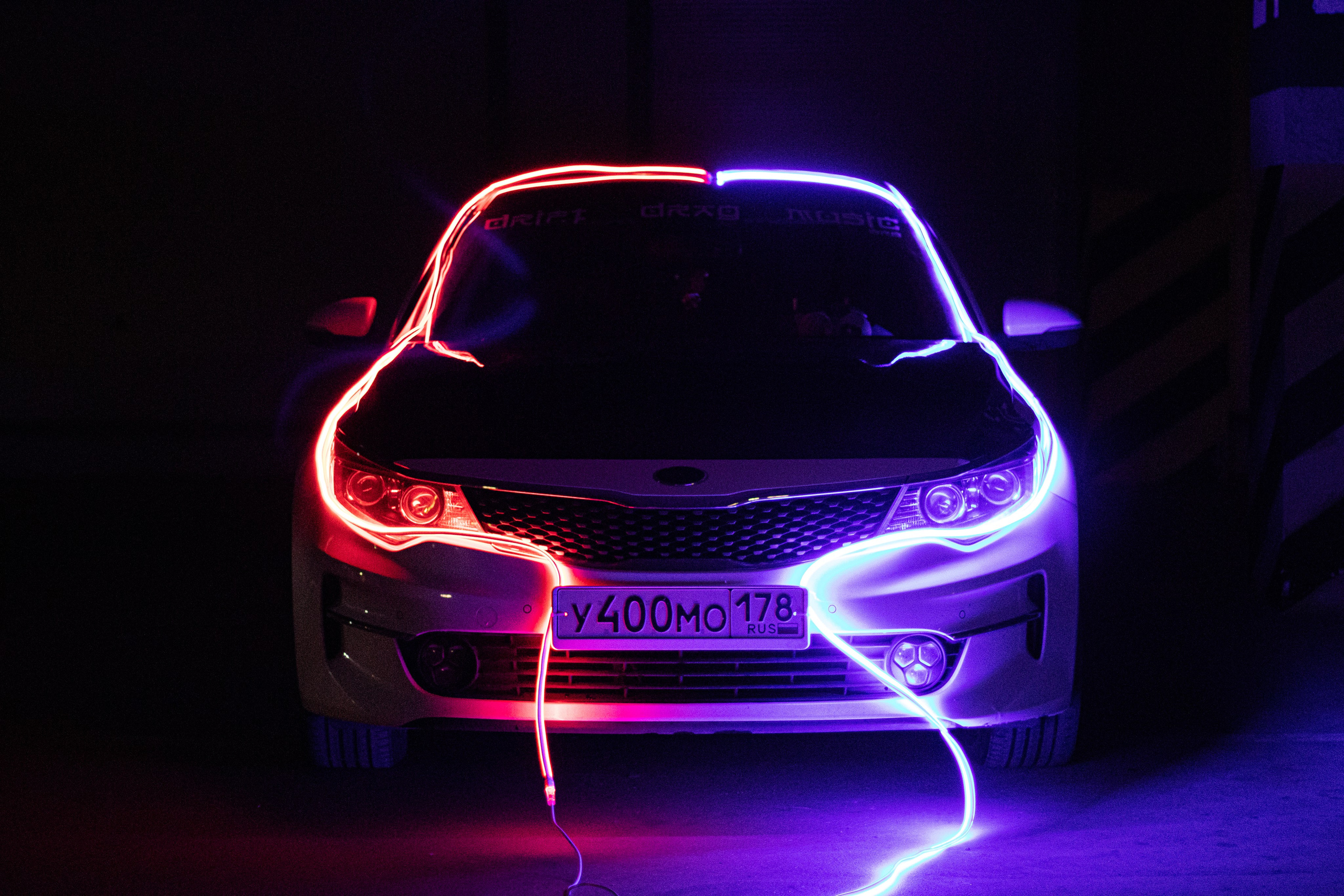 Белые авто в неоне. Ивентный фотограф в Санкт-Петербурге Олег Комков
