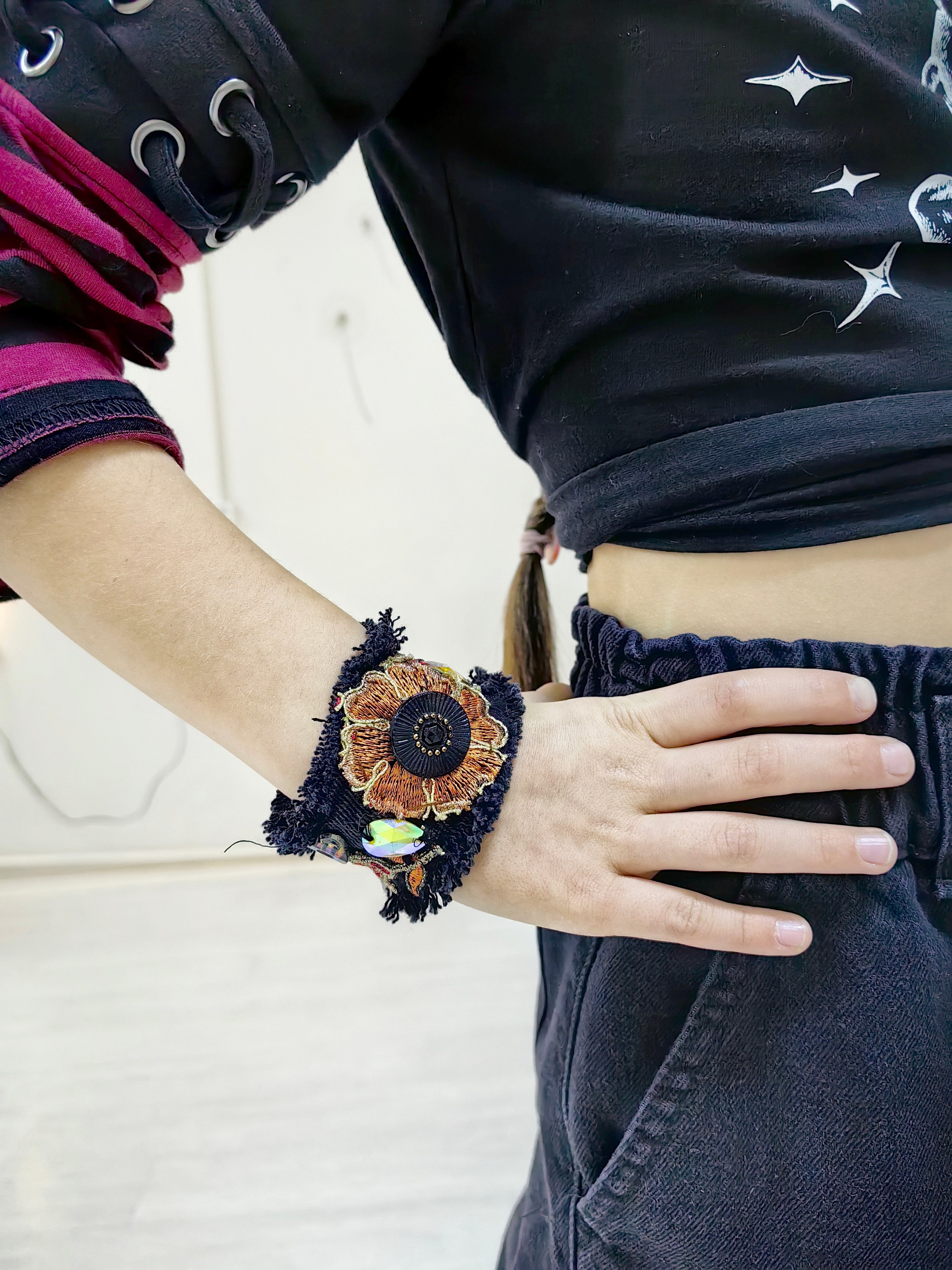 Браслет из джинсы с цветочной фурнитурой на руке школьницы, которая сшила его самостоятельно на мастер-классе по шитью и дизайну во Владивостоке