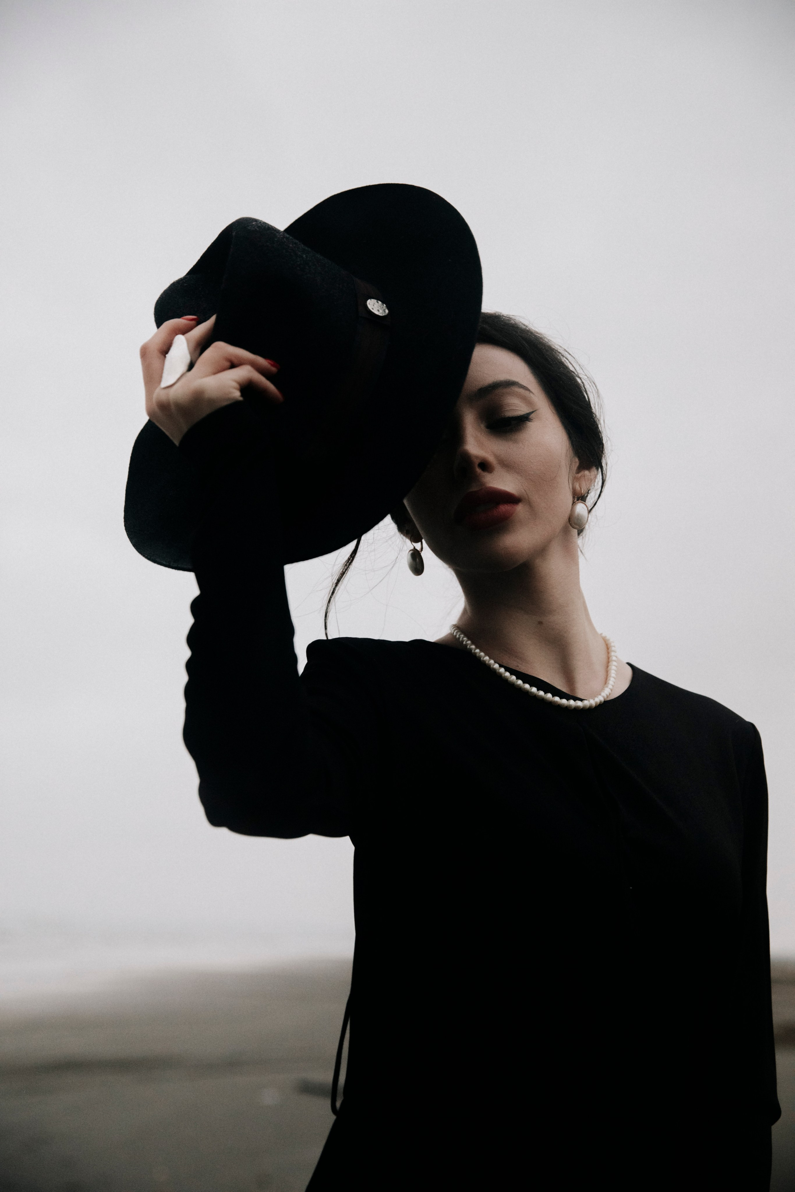 Фотосессия в пасмурную погоду, фотосессия в горах, фотосессия на пляже, фотосессия в туман, фотосессия у моря, фотосессия в черном, фотосессия с зонтом, фотосессия Дагестан, Дагестан, мафия, женщины, дамы, леди, зонт, мрачная погода