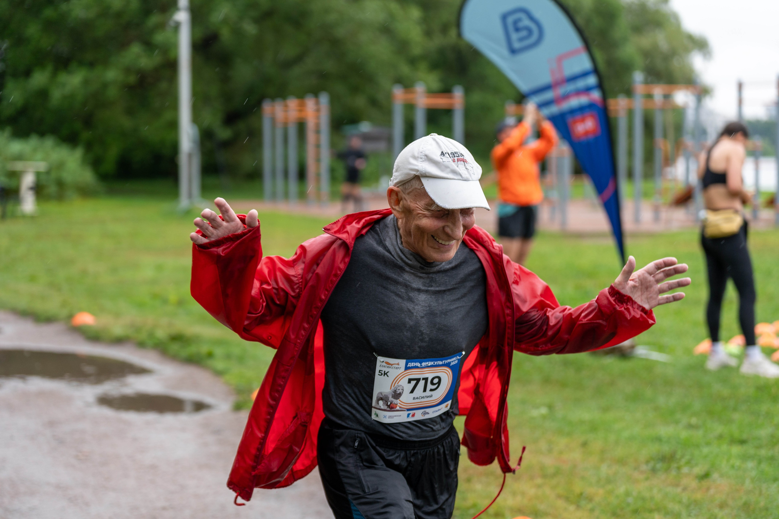 Счастливый бегун на пробежке «5 вёрст» — спортивный фотограф Санкт-Петербург