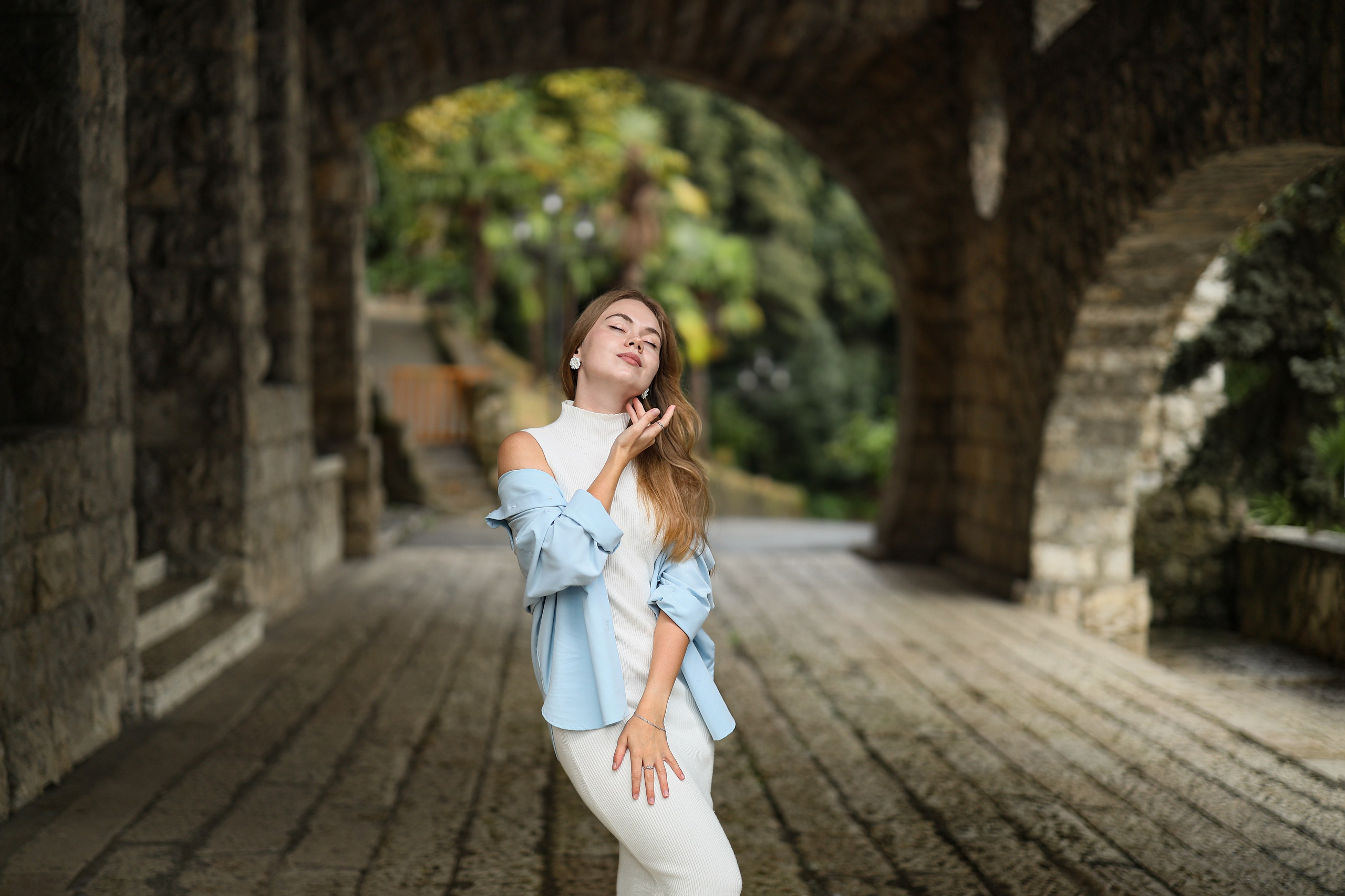 Фотосессия на ступеньках ресторана Гагрипш, Гагра. Свадебный и семейный фотограф в Абхазии Жанна Соснина