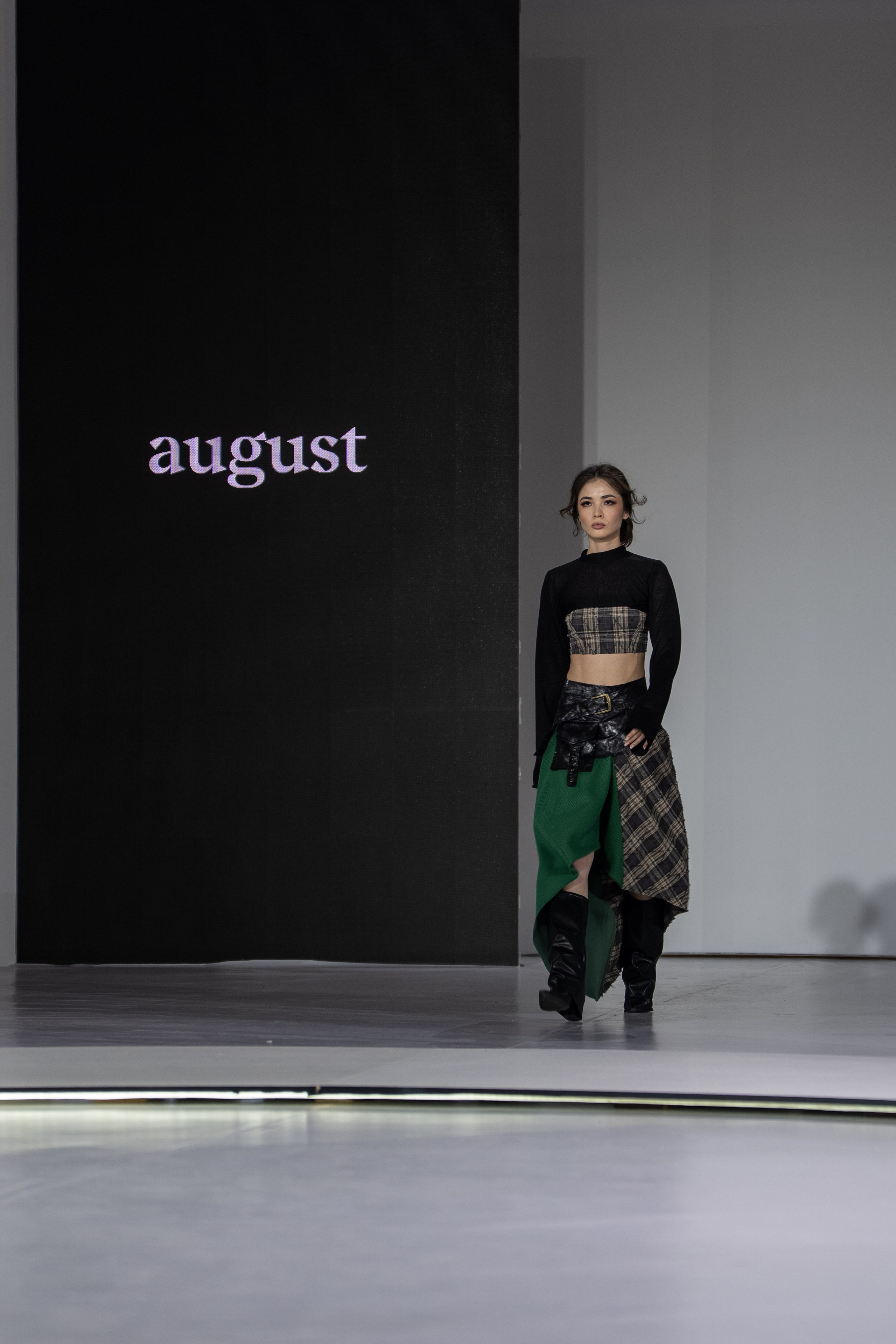 Design August. Сайт Алматинского НЮ АРТ, будуар и фэшн фотографа Дениса Карпенко