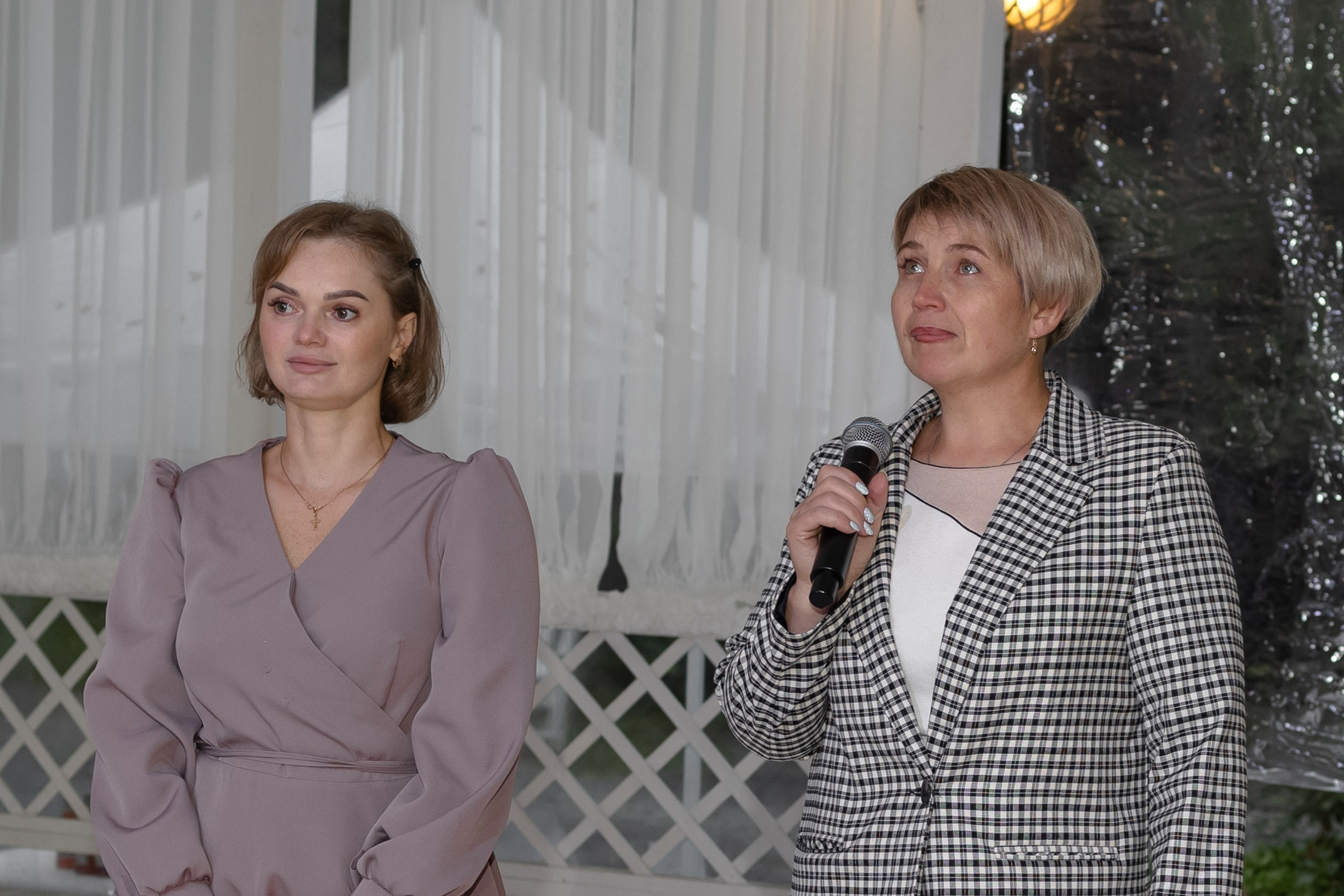 Мама жениха и мама невесты поздравляют молодых