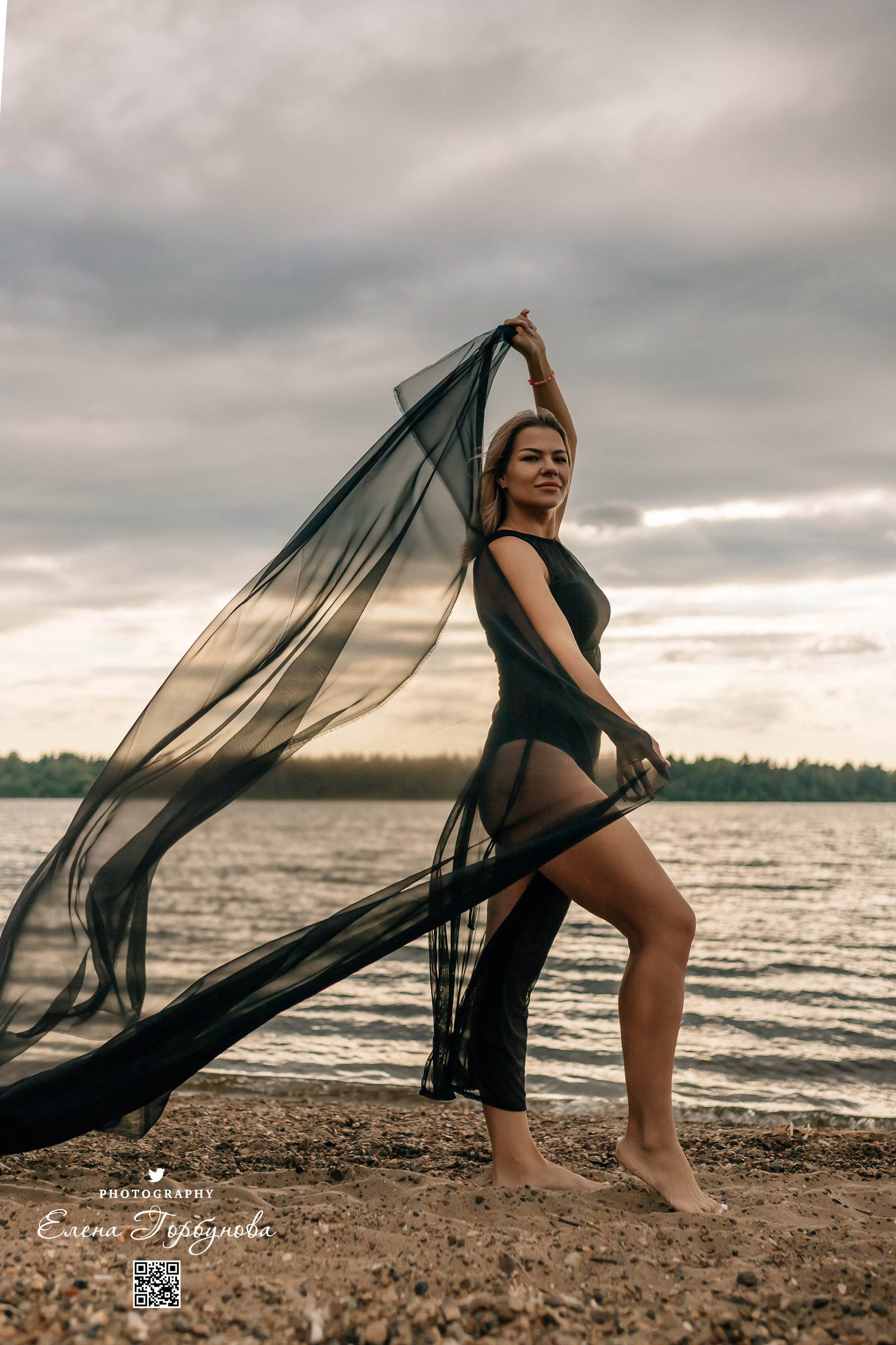 Черная серия с тканью. Набережная. Александра и Таисия. Июль 2025 г. Фотограф Пермь. Свадьбы. Семья и дети, школа, д. сад. Фотокниги