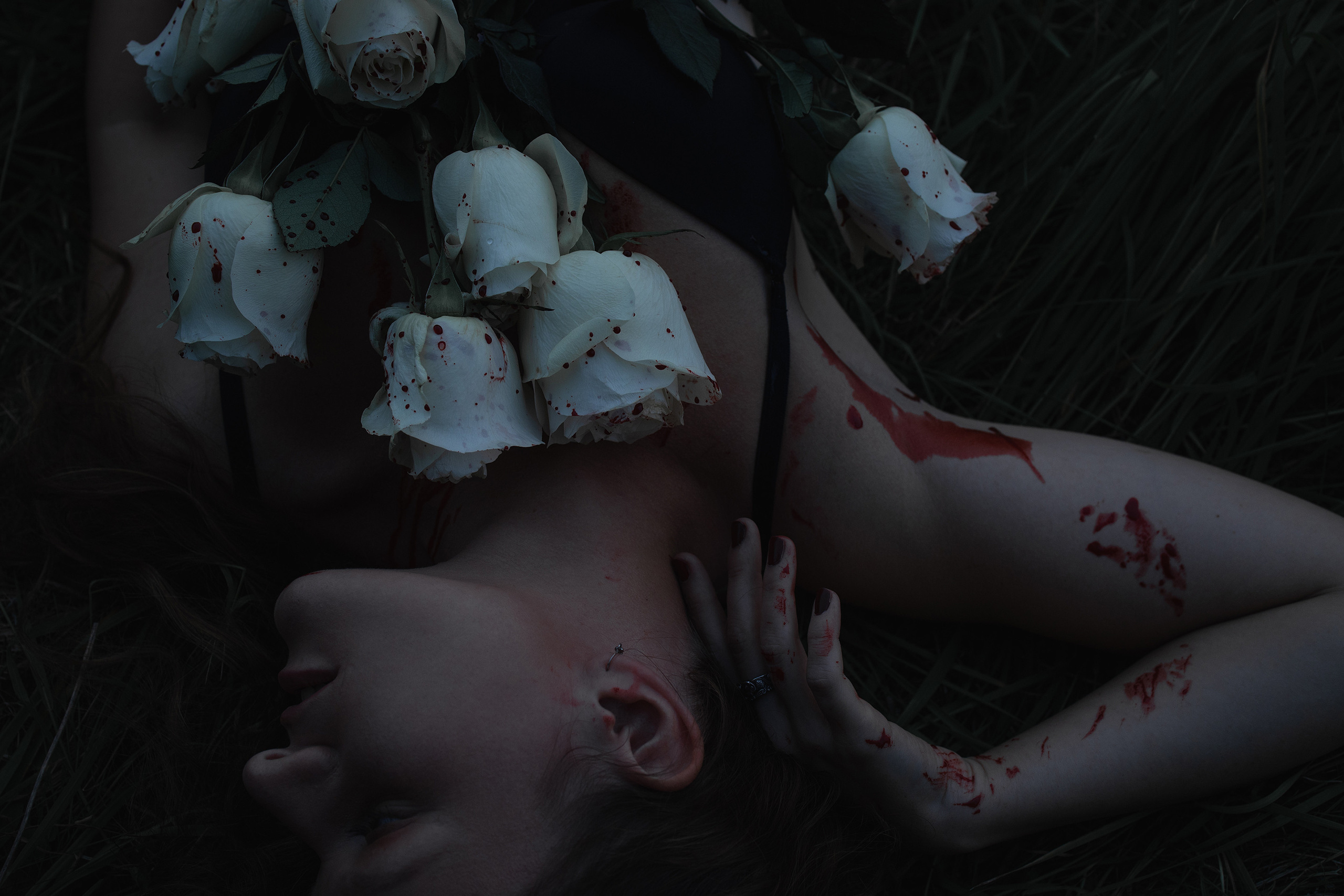 White roses cry bloody tears. Арт-фотограф. Coffelisk