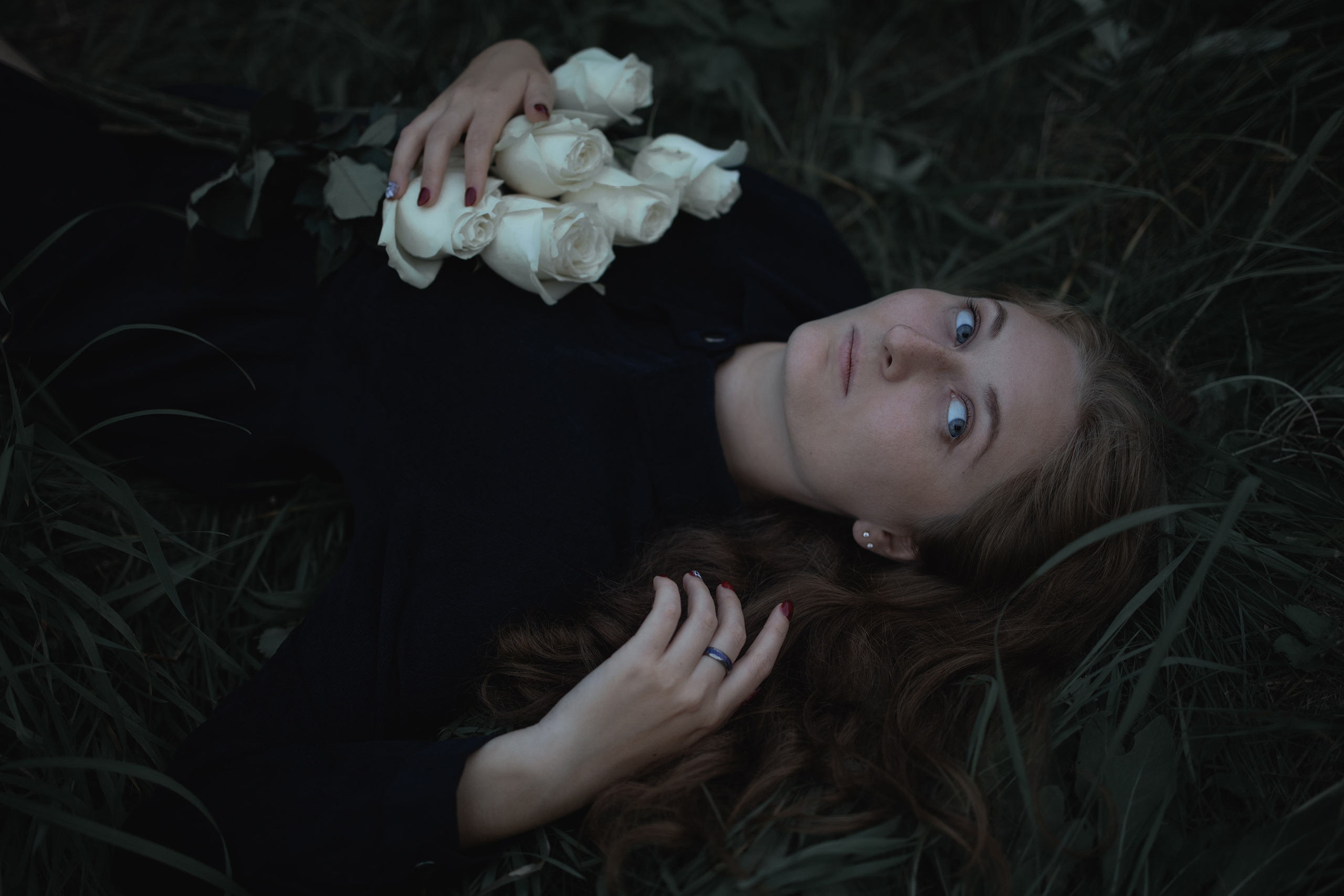 White roses cry bloody tears. Арт-фотограф. Coffelisk