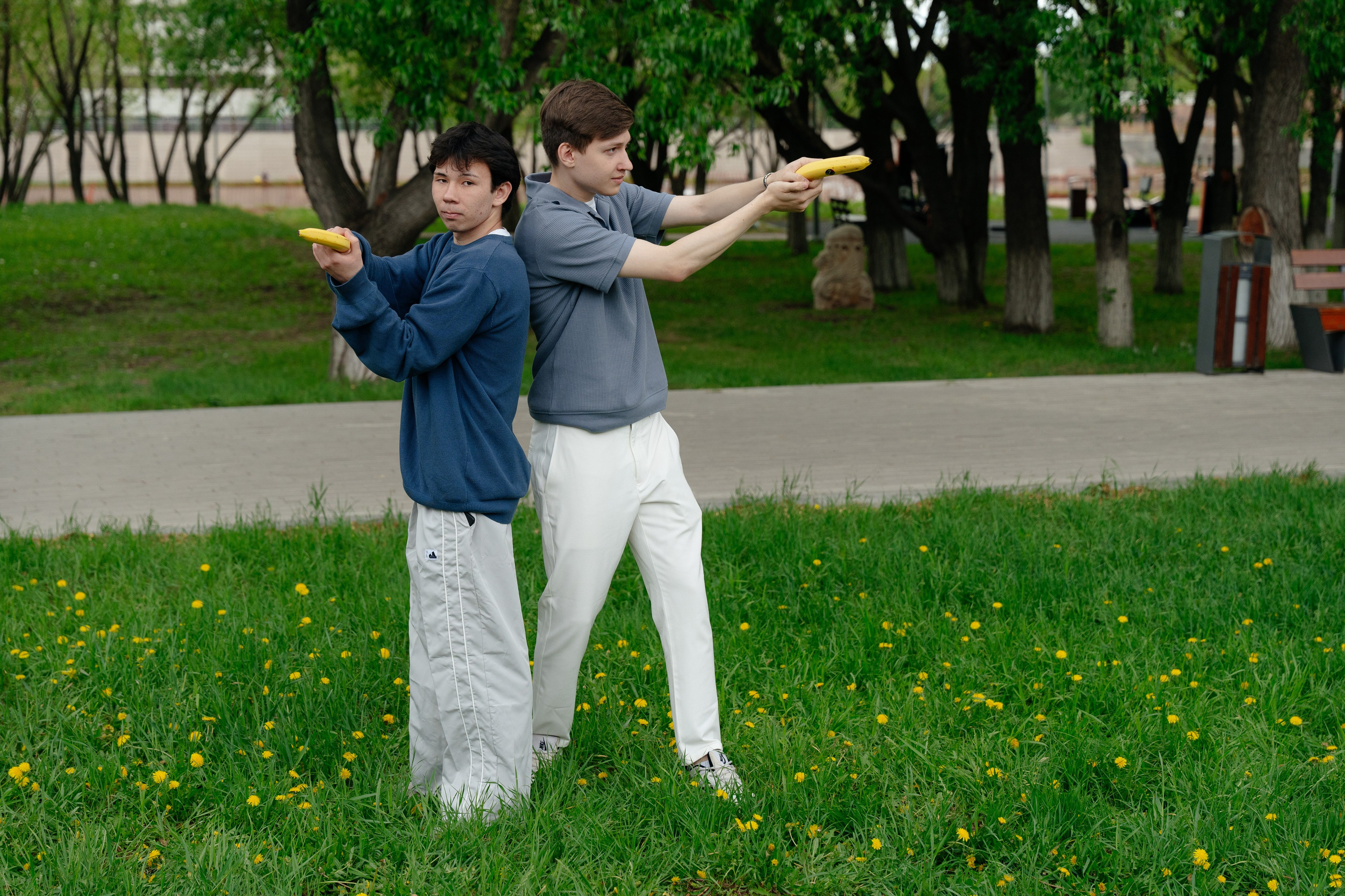 По двое. Выпускные альбомы в Нур-Султане (Астана) и по всему Казахстану