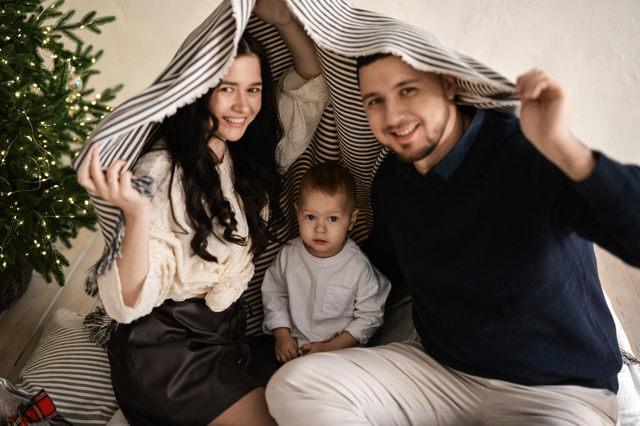 Новогодняя семейная фотосессия в фотостудии в Красноярске. 📸 Свадебный и семейный фотограф в Красноярске Тихомиров Евгений | 17 лет опыта | 800+ свадеб